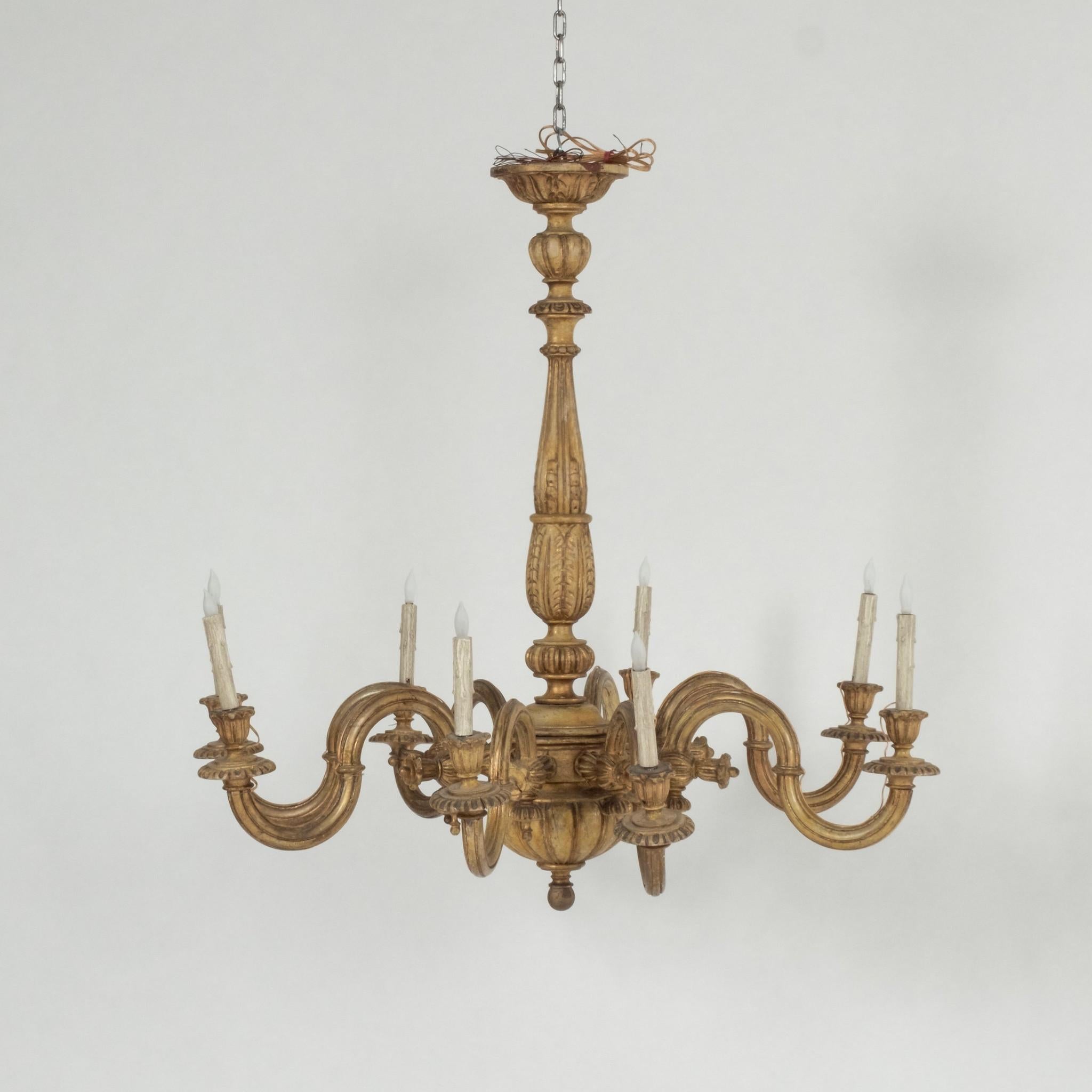 Doré Lustre italien en bois doré des années 1920 en vente