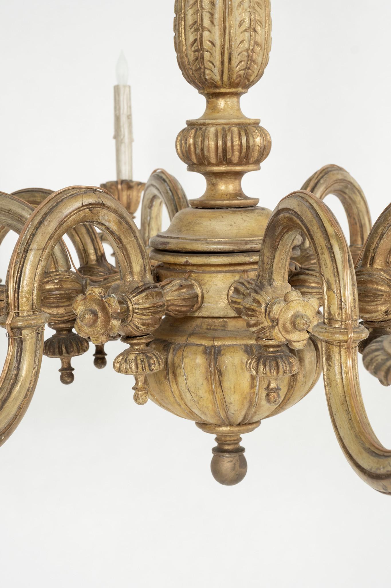 20ième siècle Lustre italien en bois doré des années 1920 en vente