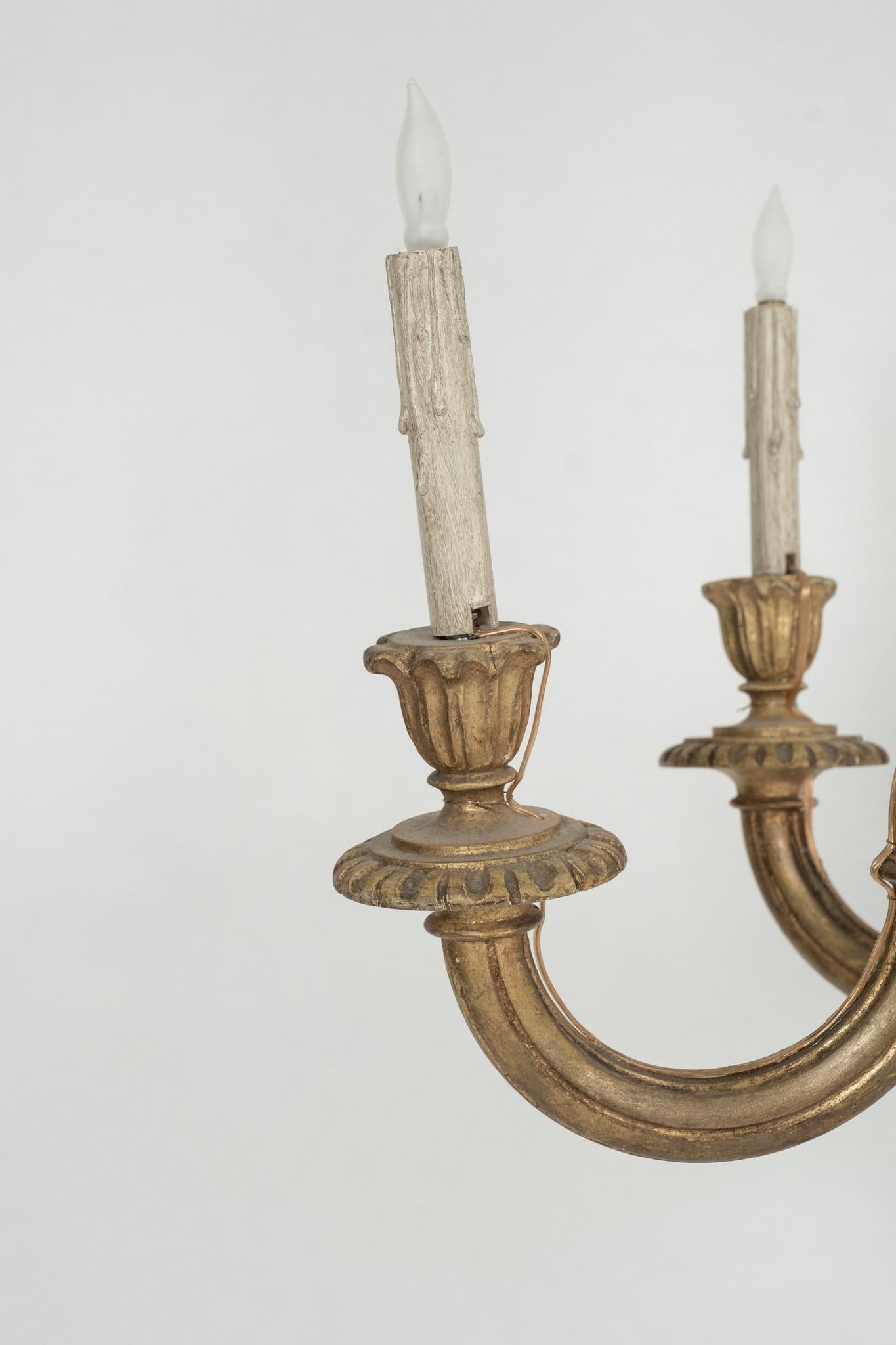 Bois Lustre italien en bois doré des années 1920 en vente