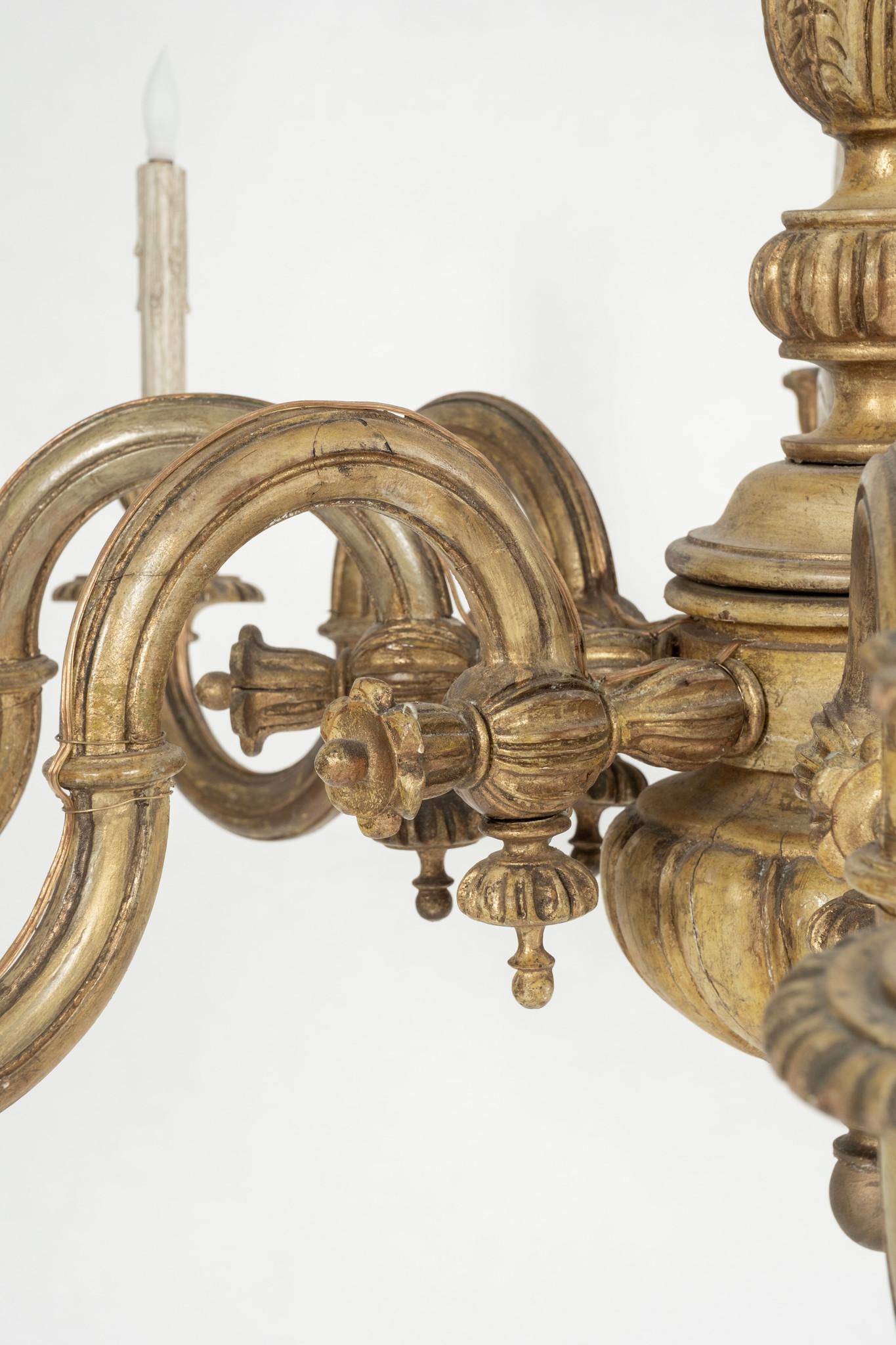 Lustre italien en bois doré des années 1920 en vente 1