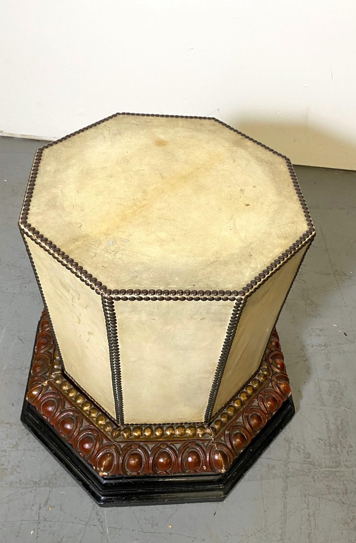 Italienischer Ständer in Form eines Achtecks. Der Sockel ist aus Holz mit schwarzer, roter und goldener Oberfläche. Die Platte ist mit Leder bezogen und mit Nagelköpfen versehen. 