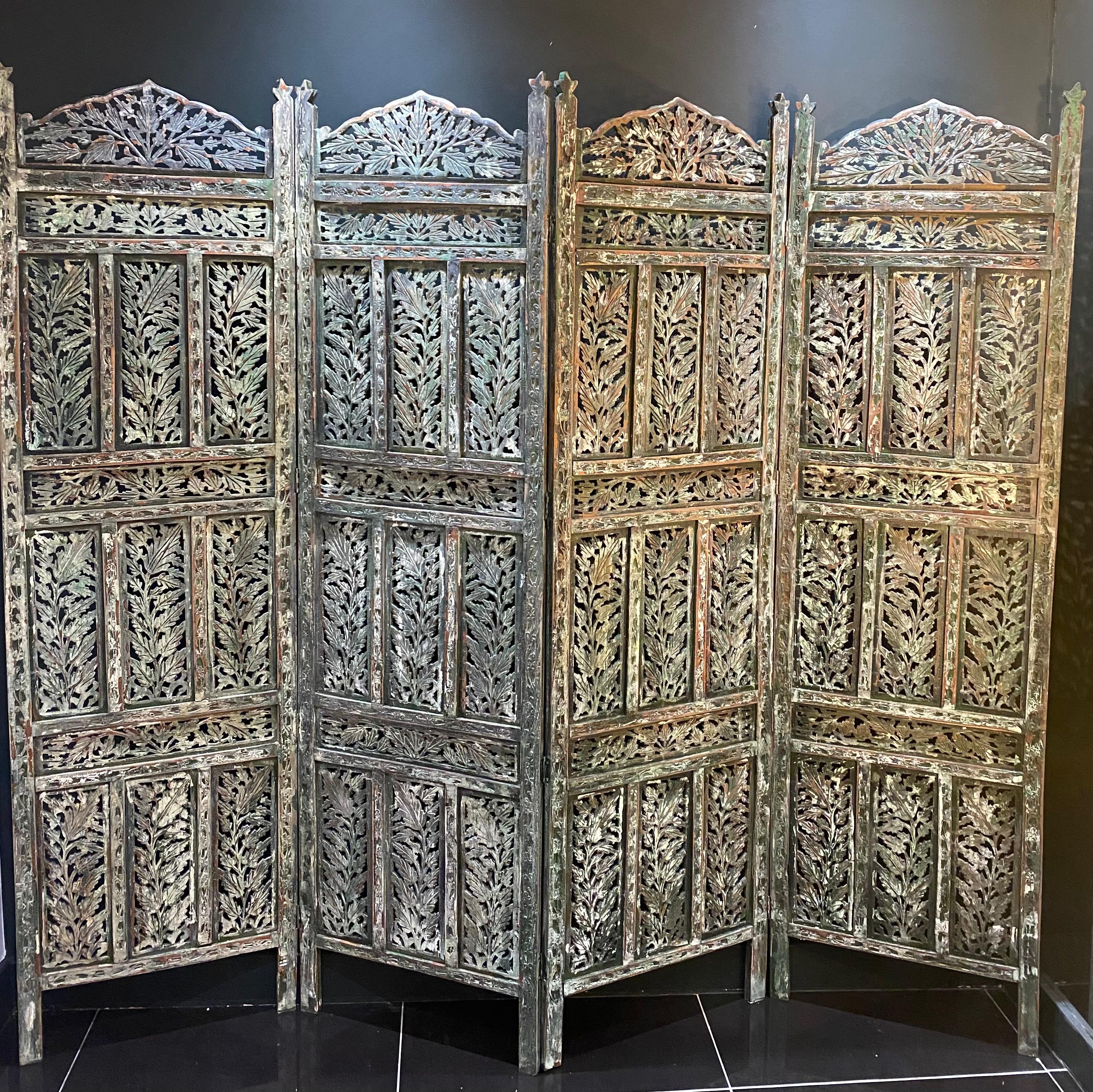 A fine carved early 20th century Italian hardwood room divider. The four panel screen features distinctly carved leaves in distressed soft green paint.

Dimensions: W:200cm H: 183cm D: 2.5cm Each panel width: 50cm.

 