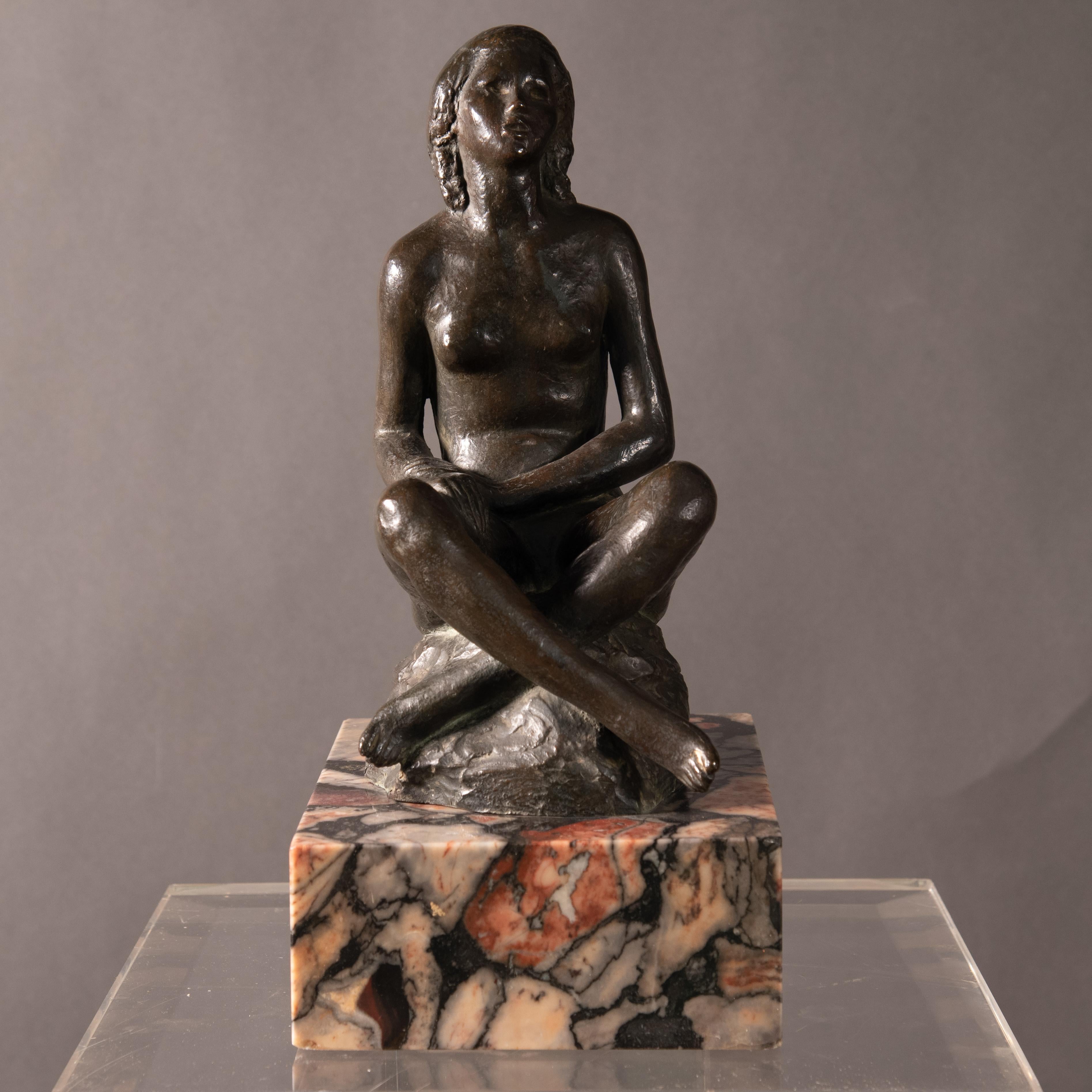 Merveilleuse sculpture italienne représentant une jeune fille assise.
L'œuvre d'art repose sur une base carrée en marbre.
Signé sur la base 
