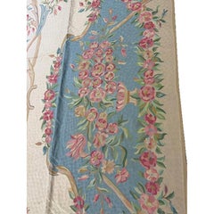 Alfombra europea antigua de los años 20, de lana tejida a punto de cadena con medallón floral en color marfil
