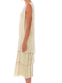 Robe de cocktail en mousseline de soie ivoire des années 1920 avec perles blanches et cristaux
