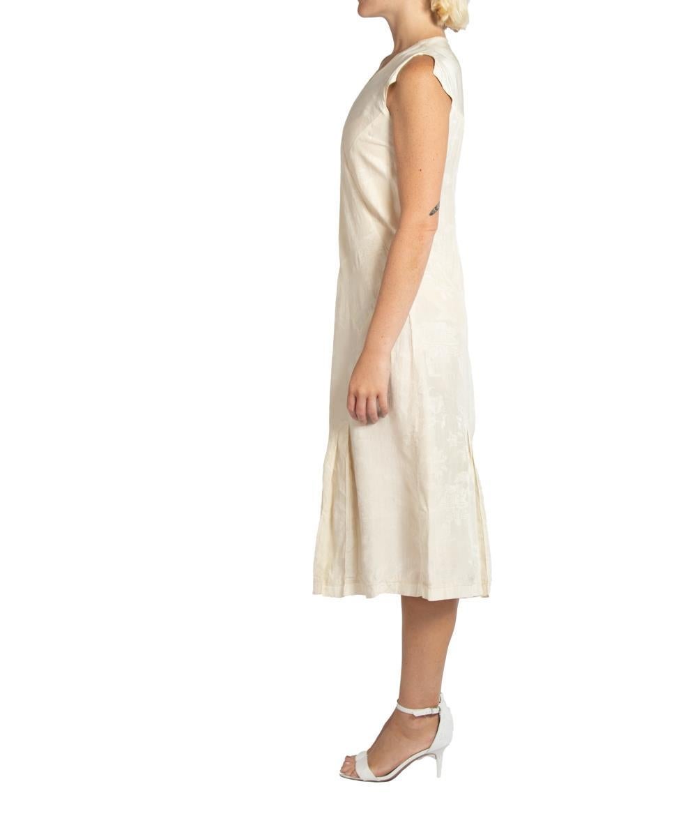 1920S Elfenbeinfarbenes Minimalistisches Kleid aus Seidenjacquard im Zustand „Hervorragend“ im Angebot in New York, NY
