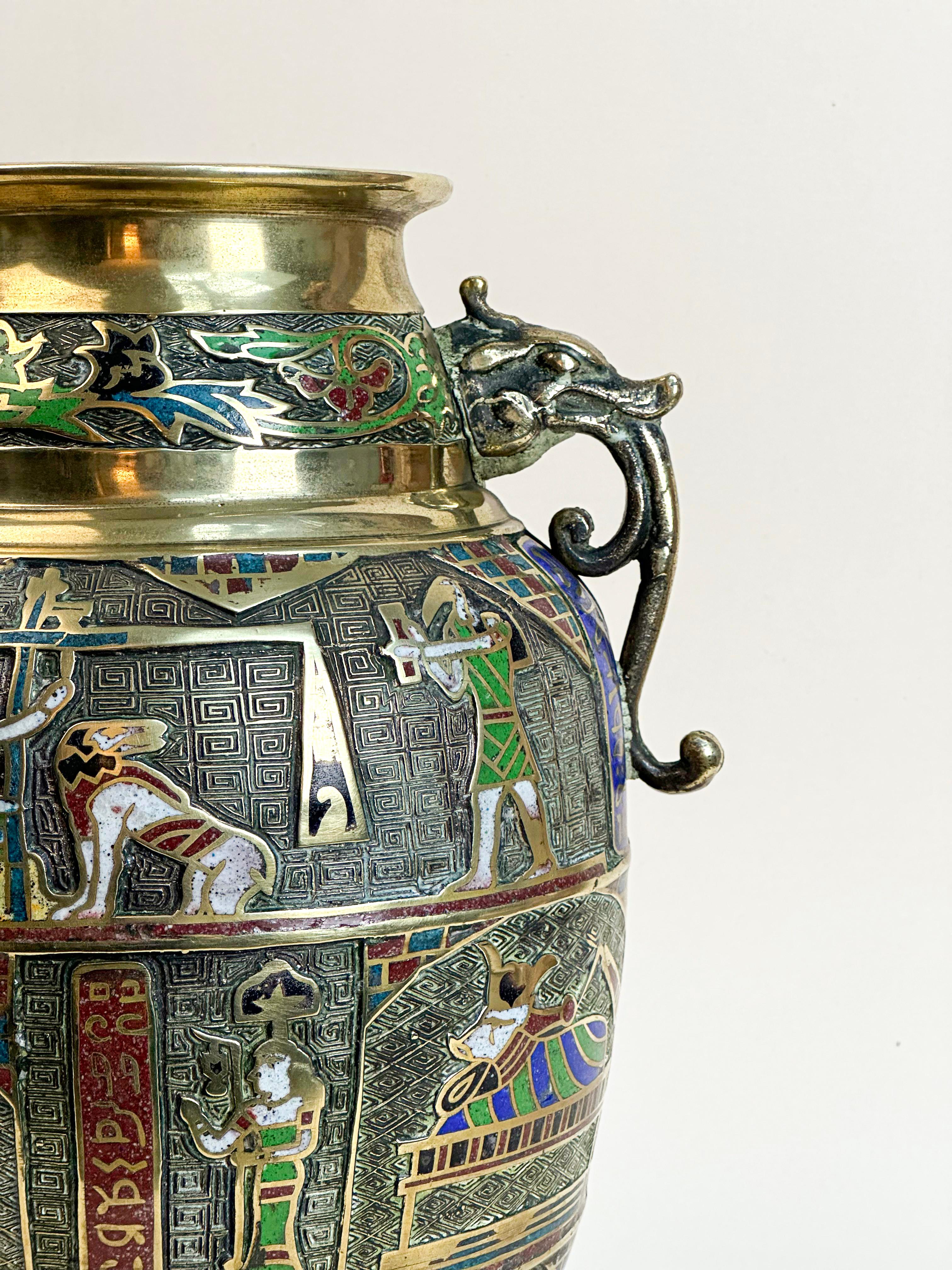 Japanische Vase im neuägyptischen Stil aus Messing und Champleve –  CIRCA 1920 (Neuägyptisch) im Angebot