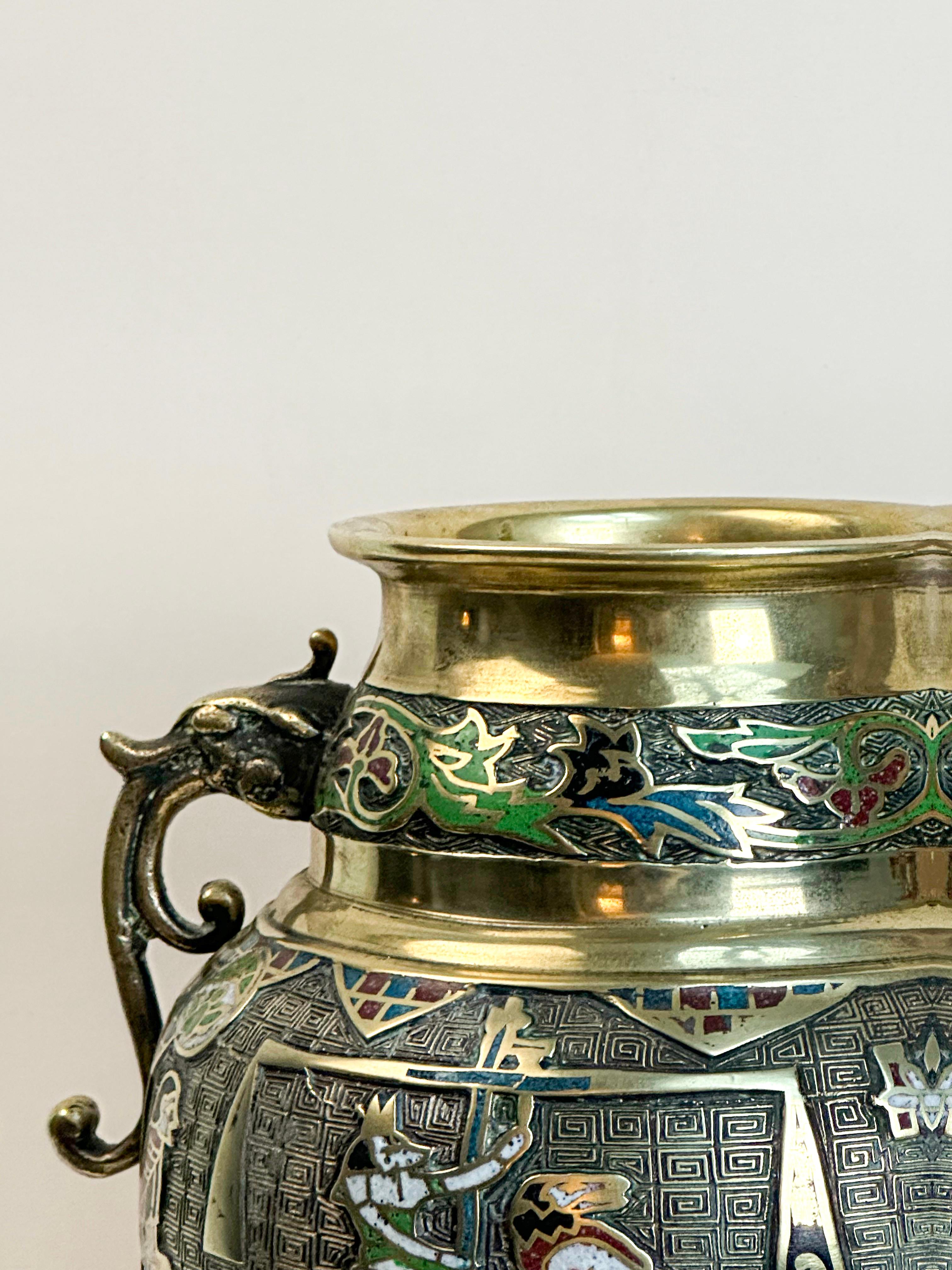 Japanische Vase im neuägyptischen Stil aus Messing und Champleve –  CIRCA 1920 (Champlevé) im Angebot