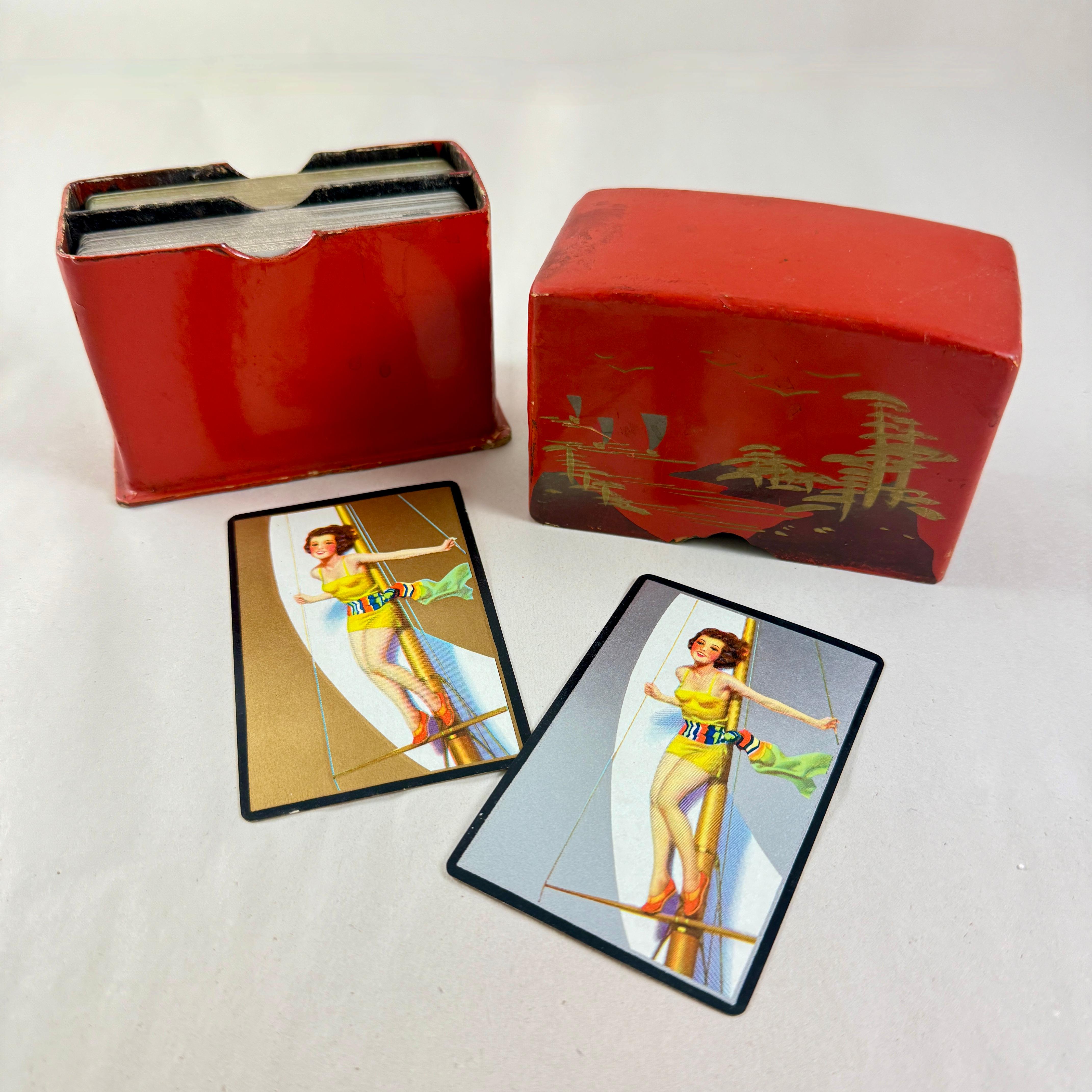 Dal Giappone, un set di carte in scatola di cartapesta laccata e dipinta a mano, contenente due mazzi di carte completi, circa 1920.

Il supporto è laccato in arancione e dipinto a mano con un paesaggio dorato e nero di barche che navigano tra le