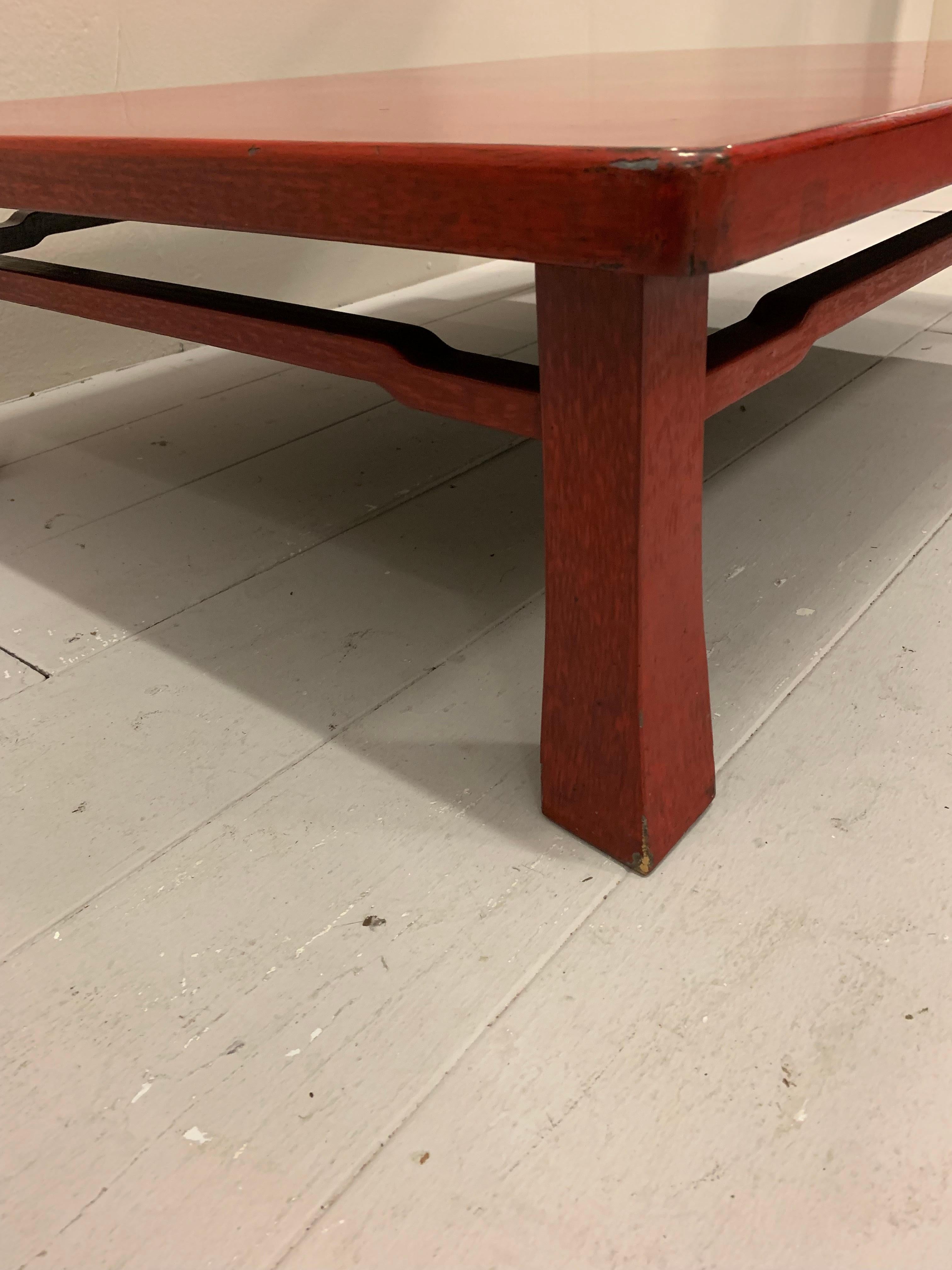 Early 20th Century 1920s Japanese Oriental Red Negora Lacquered Rectangular Coffee Table  For Sale