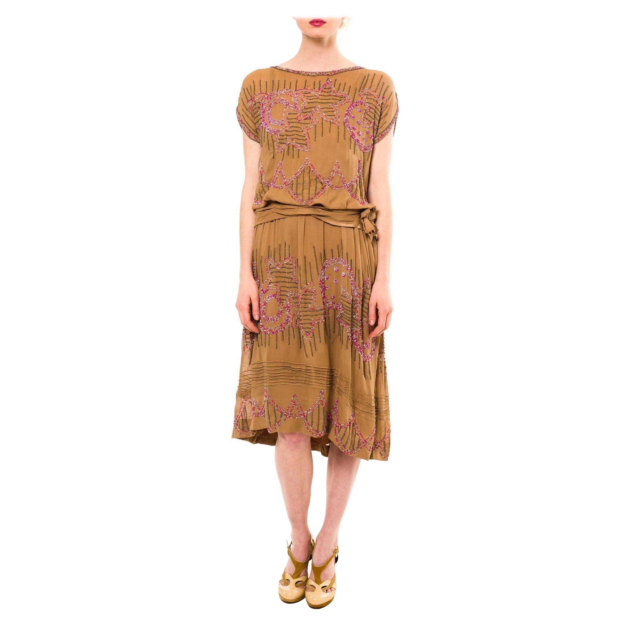 Abito da cocktail 1920S in seta kaki con perline rosa e oro