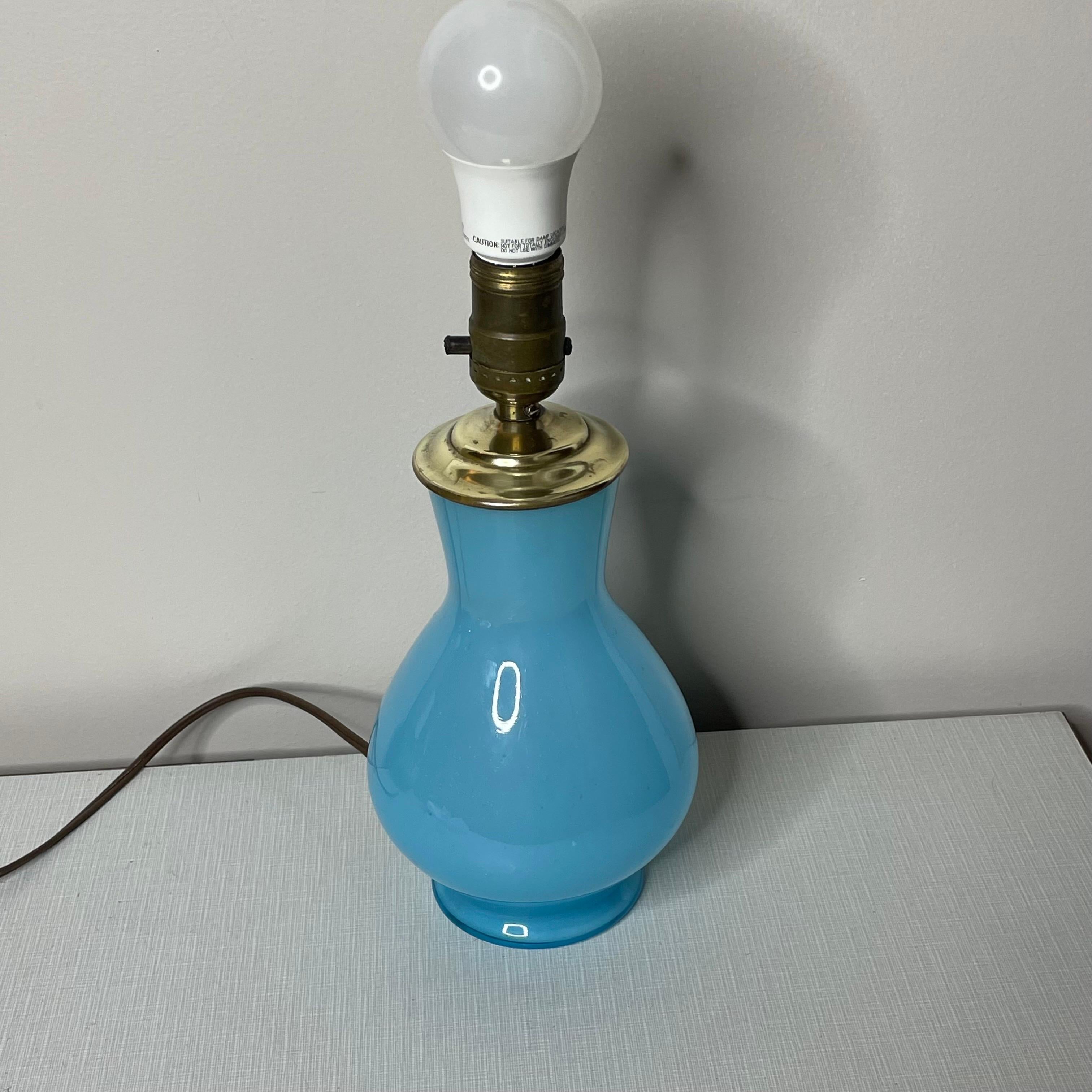 Tchèque Lampe Kralik Bohème tchécoslovaque des années 1920 en verre opalin bleu, signée en vente