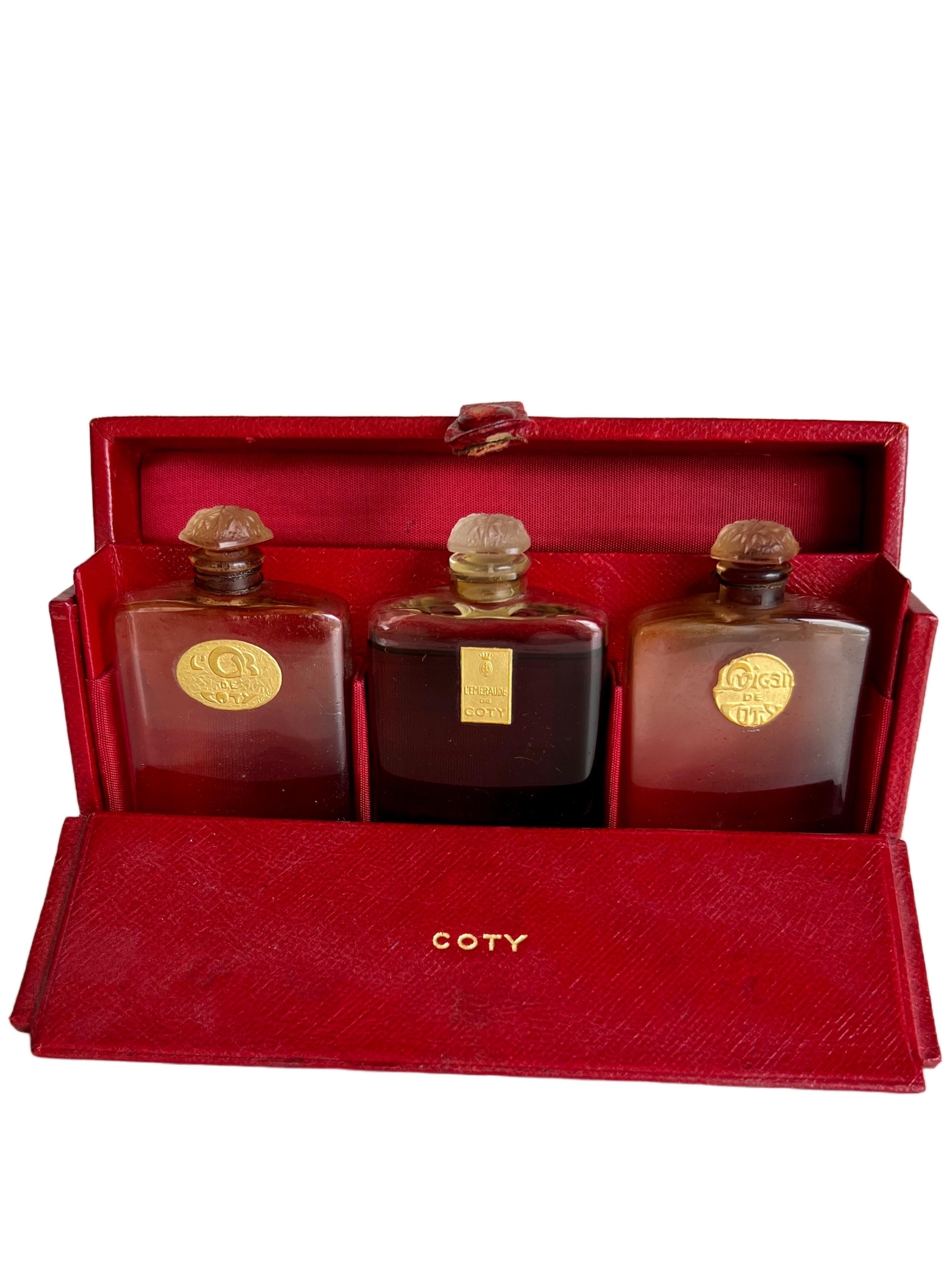 Ensemble de parfums français Voyager Lalique Coty et étui en cuir rouge des années 1920, L'Origan en vente 1