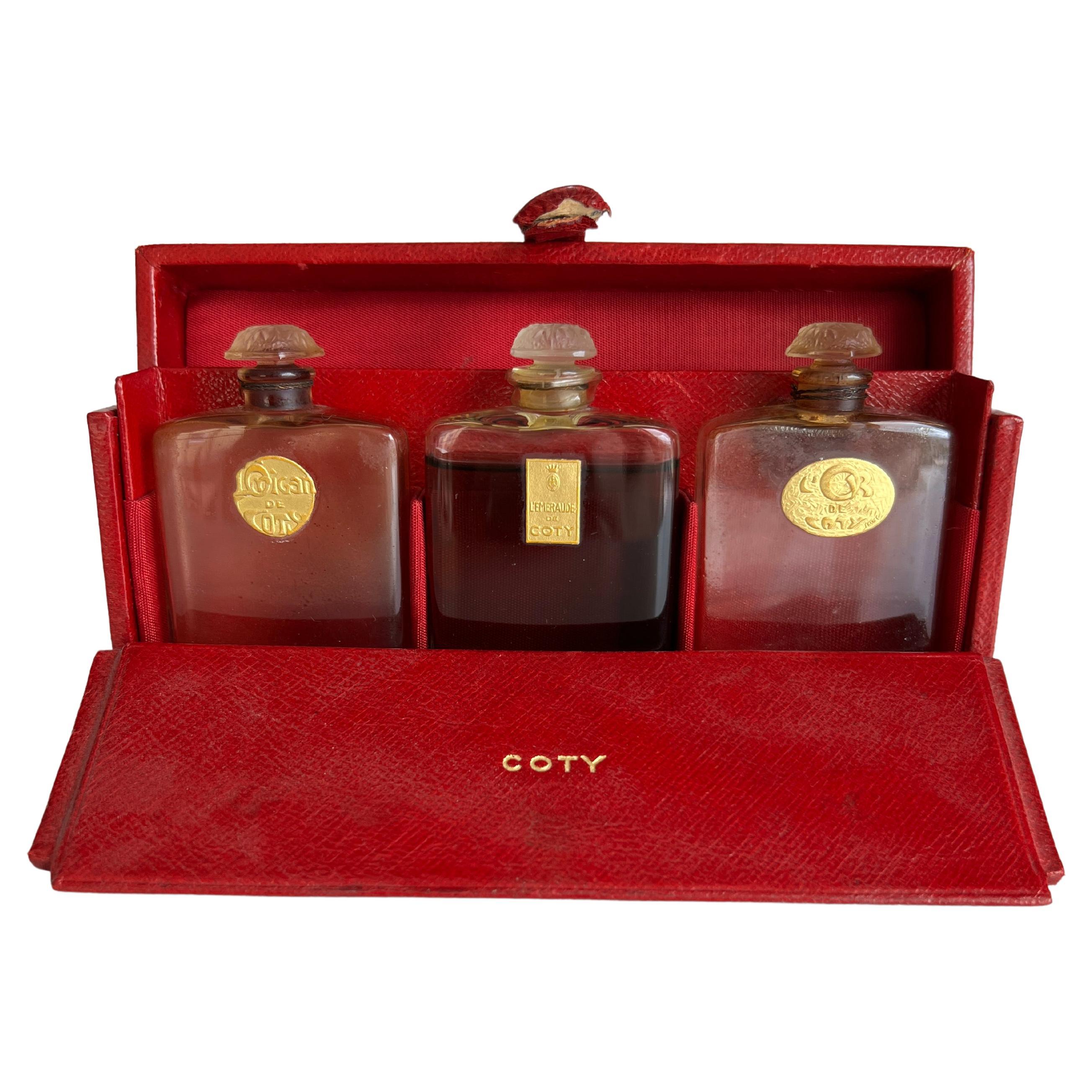 Ensemble de parfums français Voyager Lalique Coty et étui en cuir rouge des  années 1920, L'Origan En vente sur 1stDibs