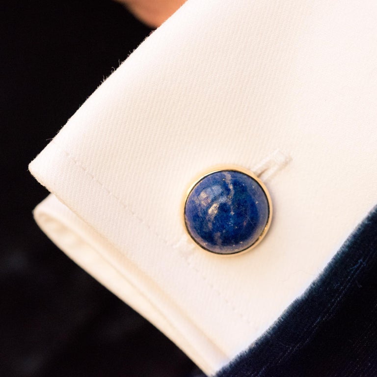 Pair of cufflinks in 18 karat yellow gold.
Each cufflink is adorned with a lapis lazuli cabochon in a closed setting, held in the second part by a beaded rod at both ends. They are held by a column link chain.
Diameter: approximately 15 mm,