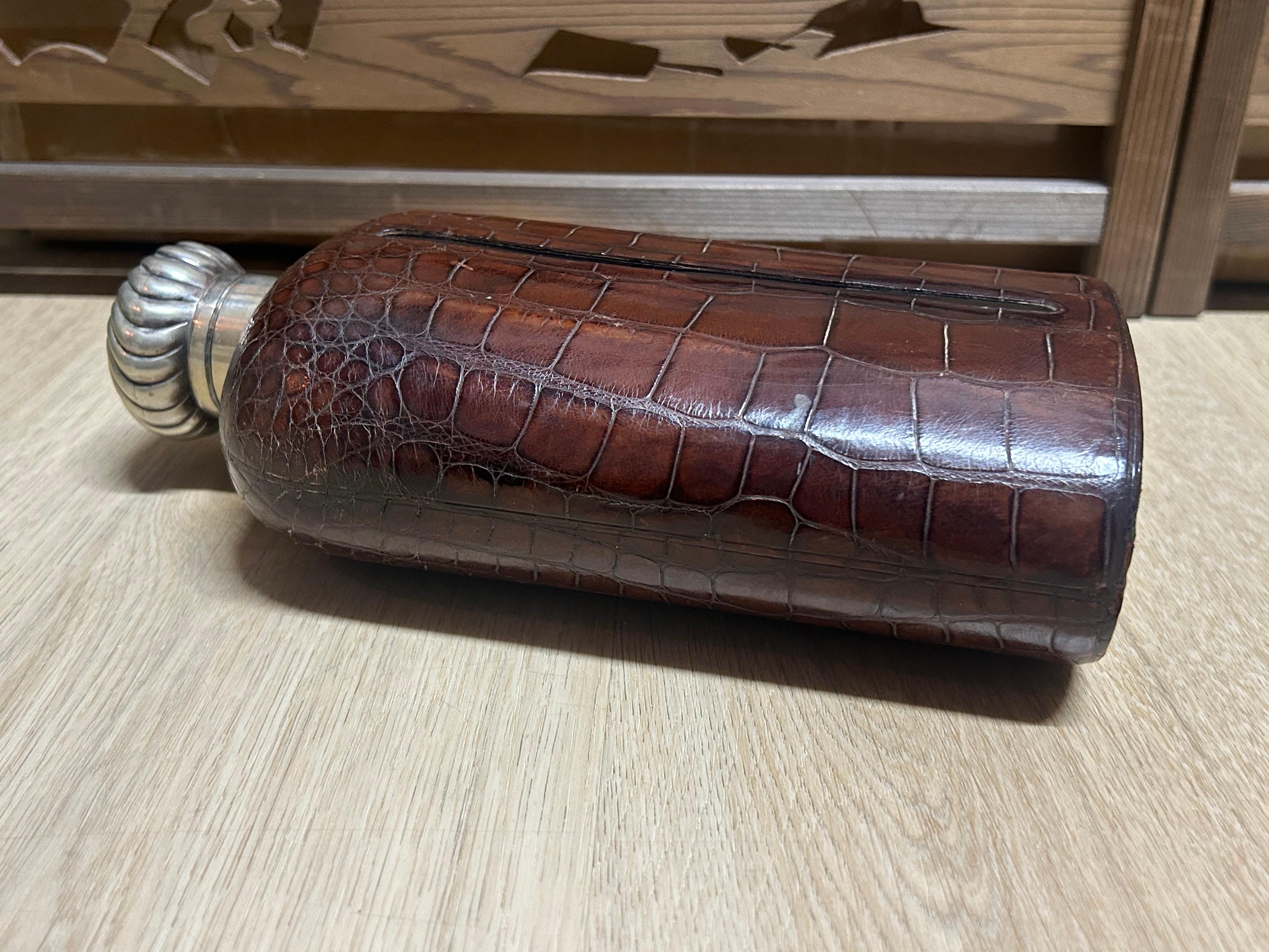 Grande flasque en alligator des années 1920 avec couvercle en métal argenté en vente 4