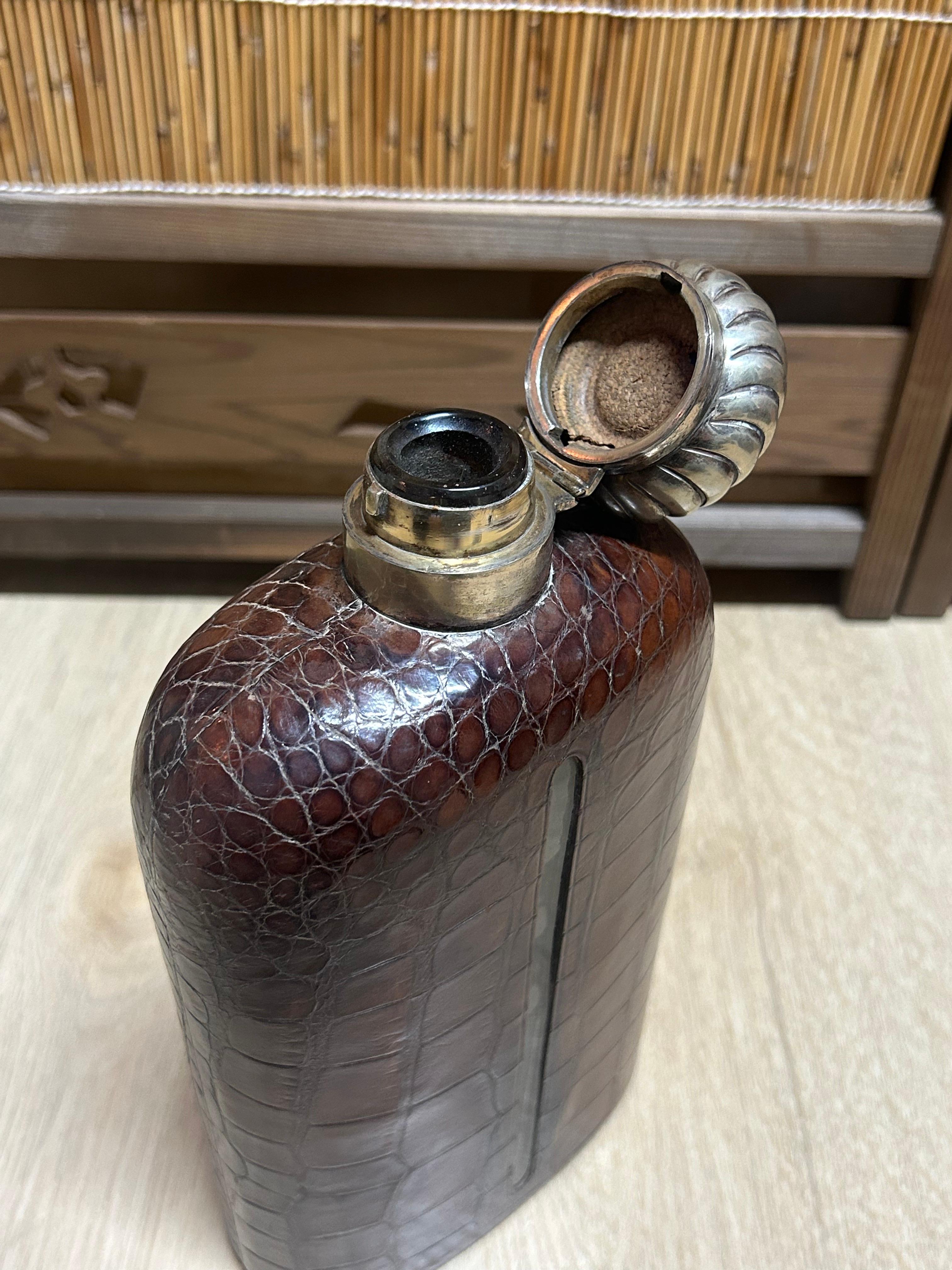 Grande flasque en alligator des années 1920 avec couvercle en métal argenté en vente 5