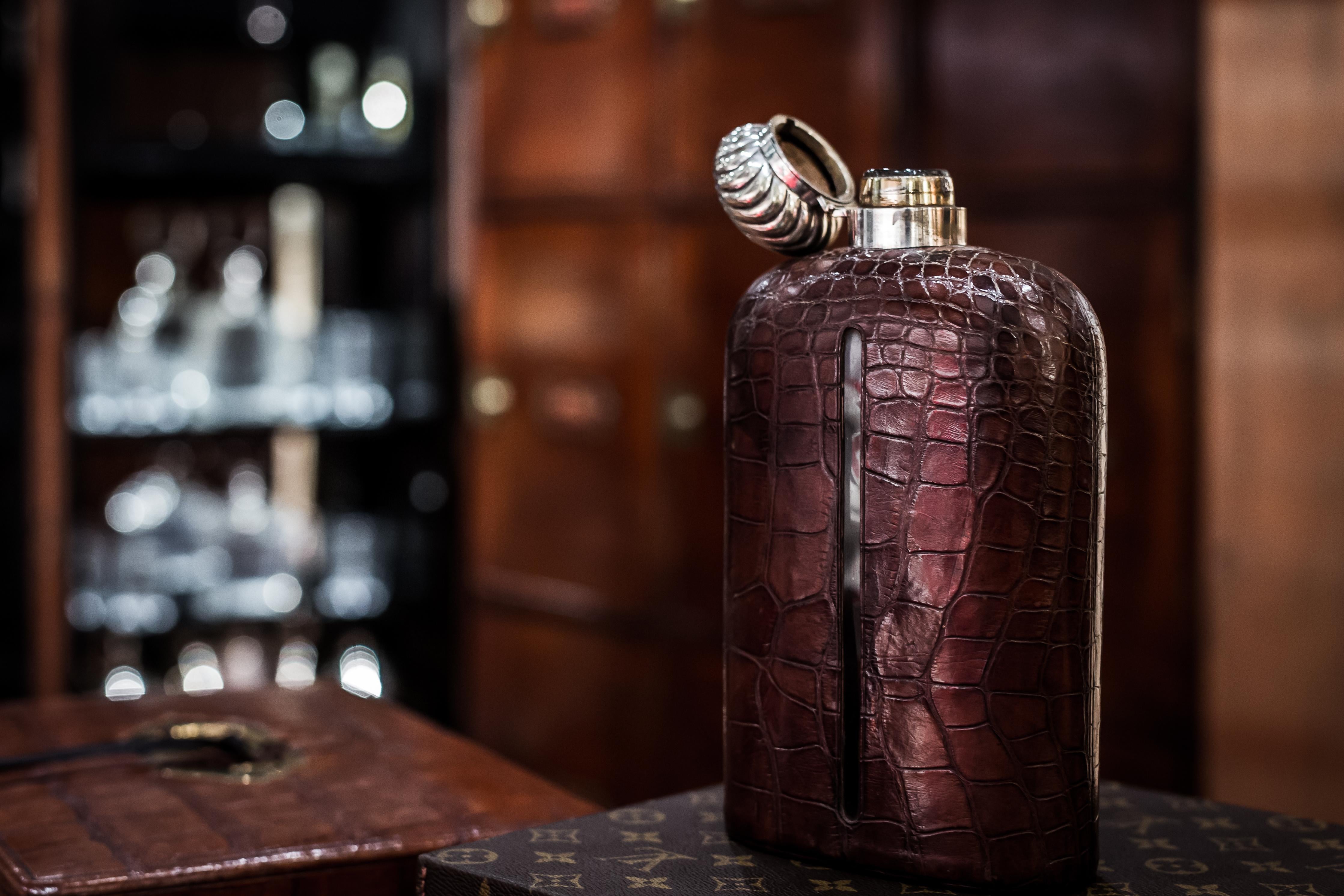 Imposing hip-flask covered in alligator leather, with clutch to control the alcohol level. The lid is carved and plated in silver.

The pictures are part of the description

Warning: Since this items are made of a protected species, CITES document