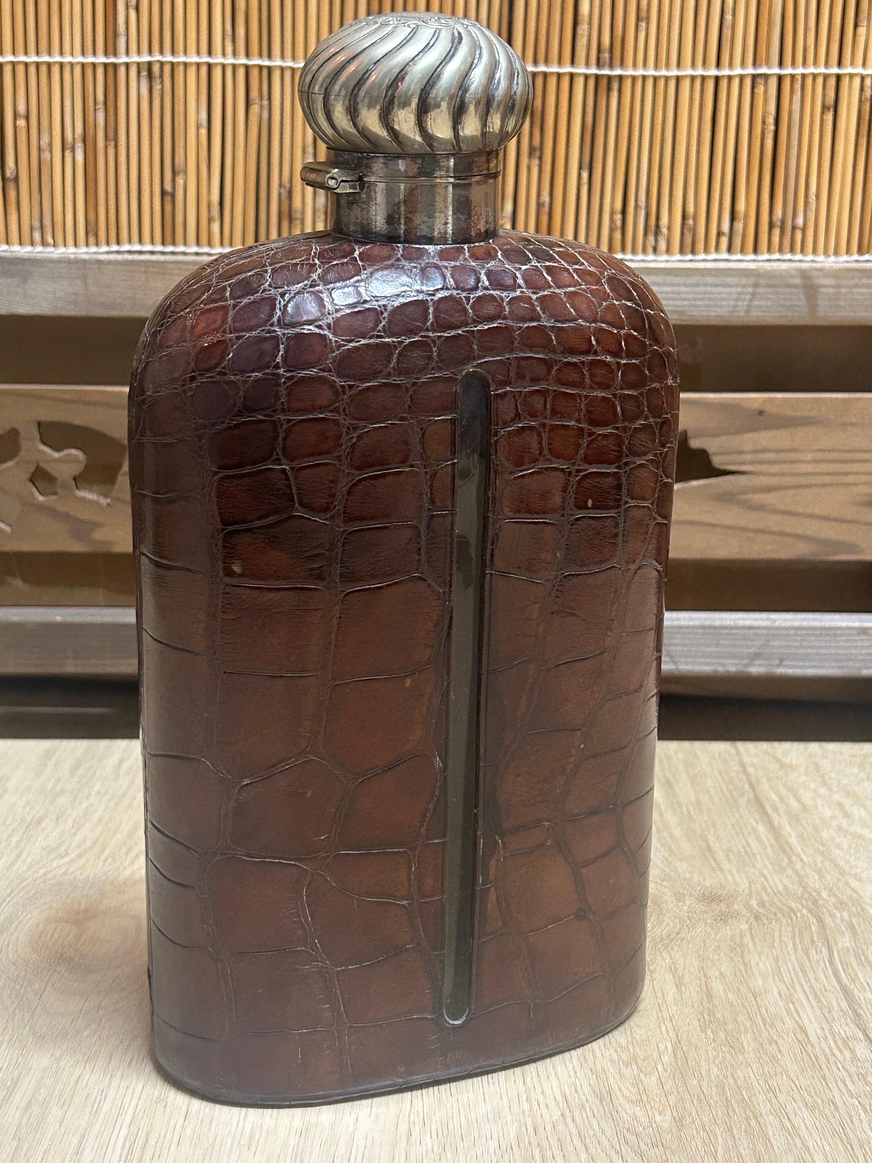 20ième siècle Grande flasque en alligator des années 1920 avec couvercle en métal argenté en vente