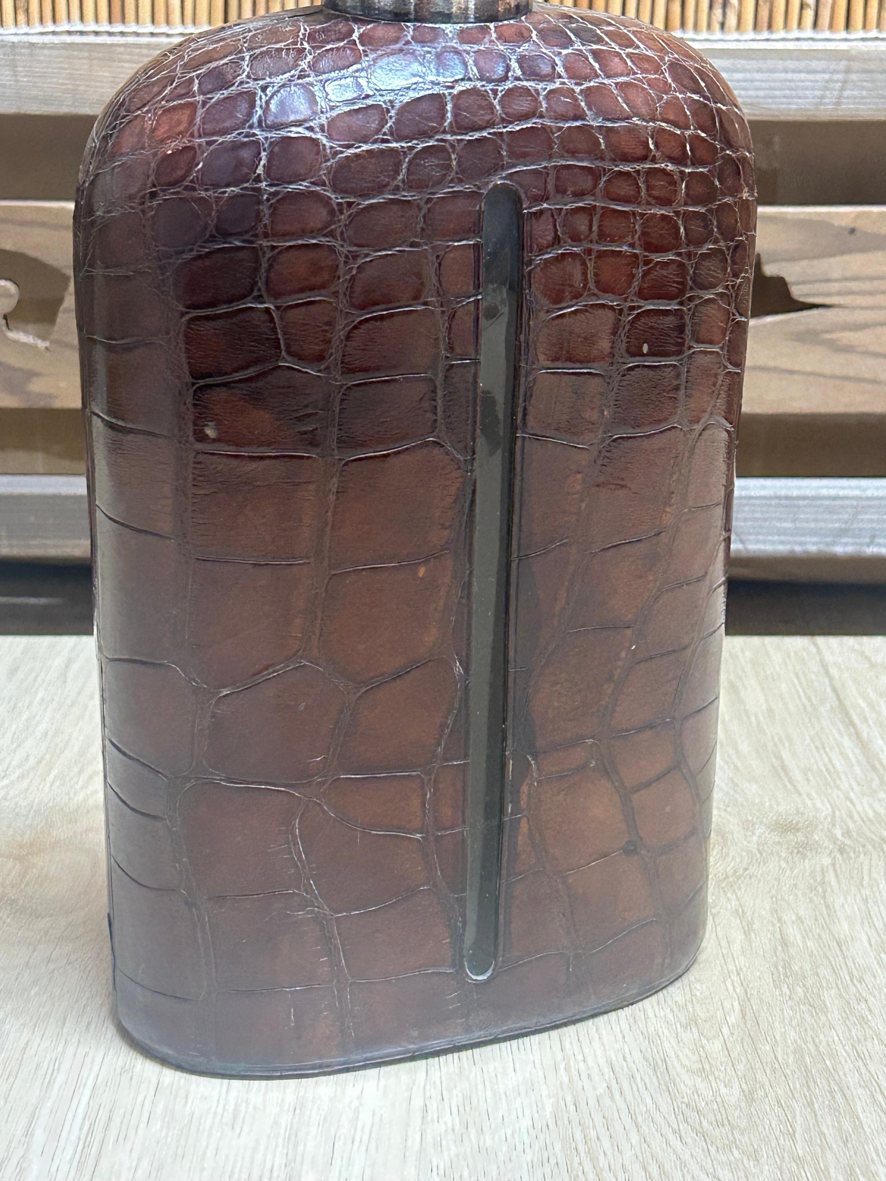 Verre Grande flasque en alligator des années 1920 avec couvercle en métal argenté en vente