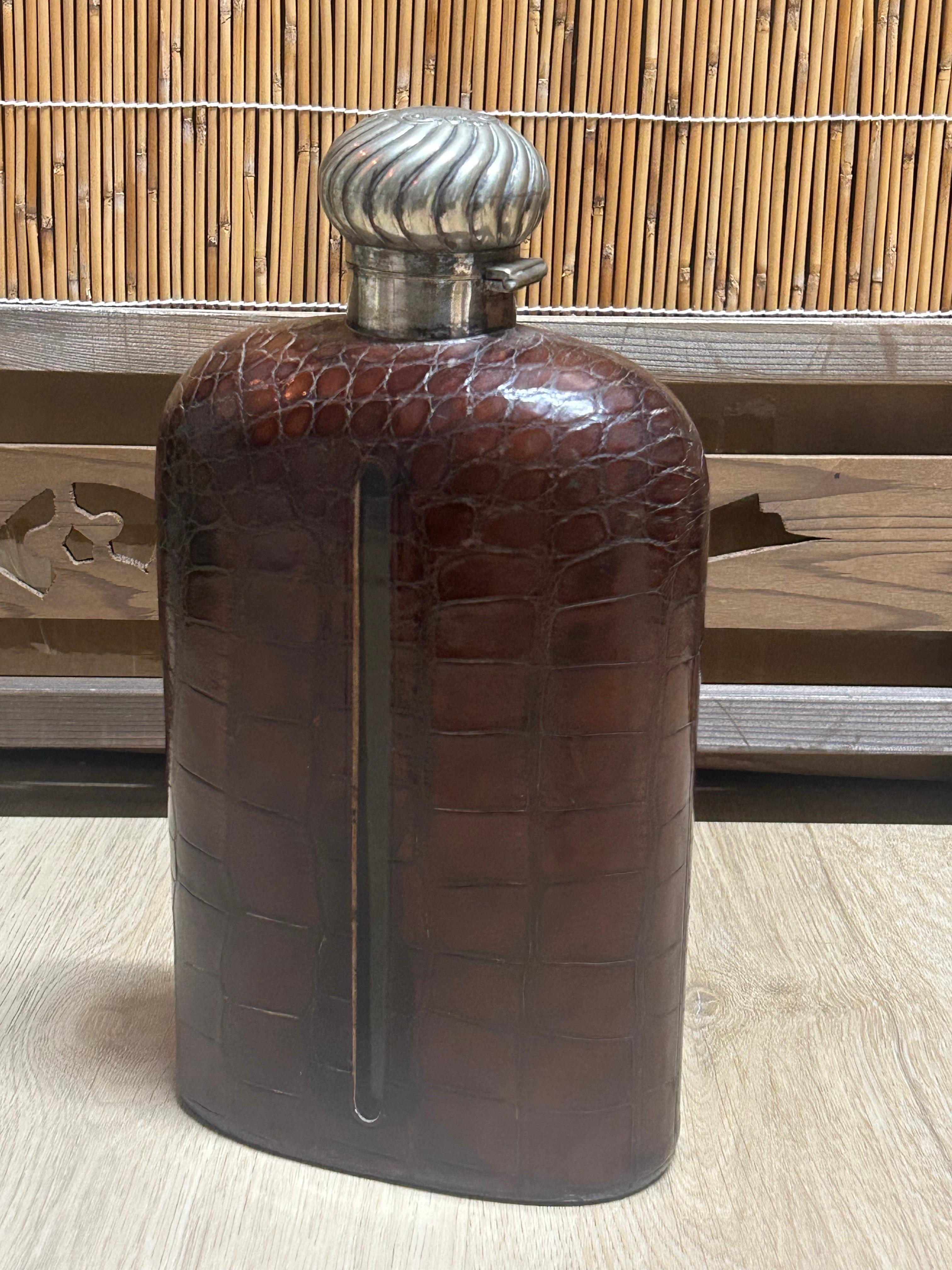 Grande flasque en alligator des années 1920 avec couvercle en métal argenté en vente 2