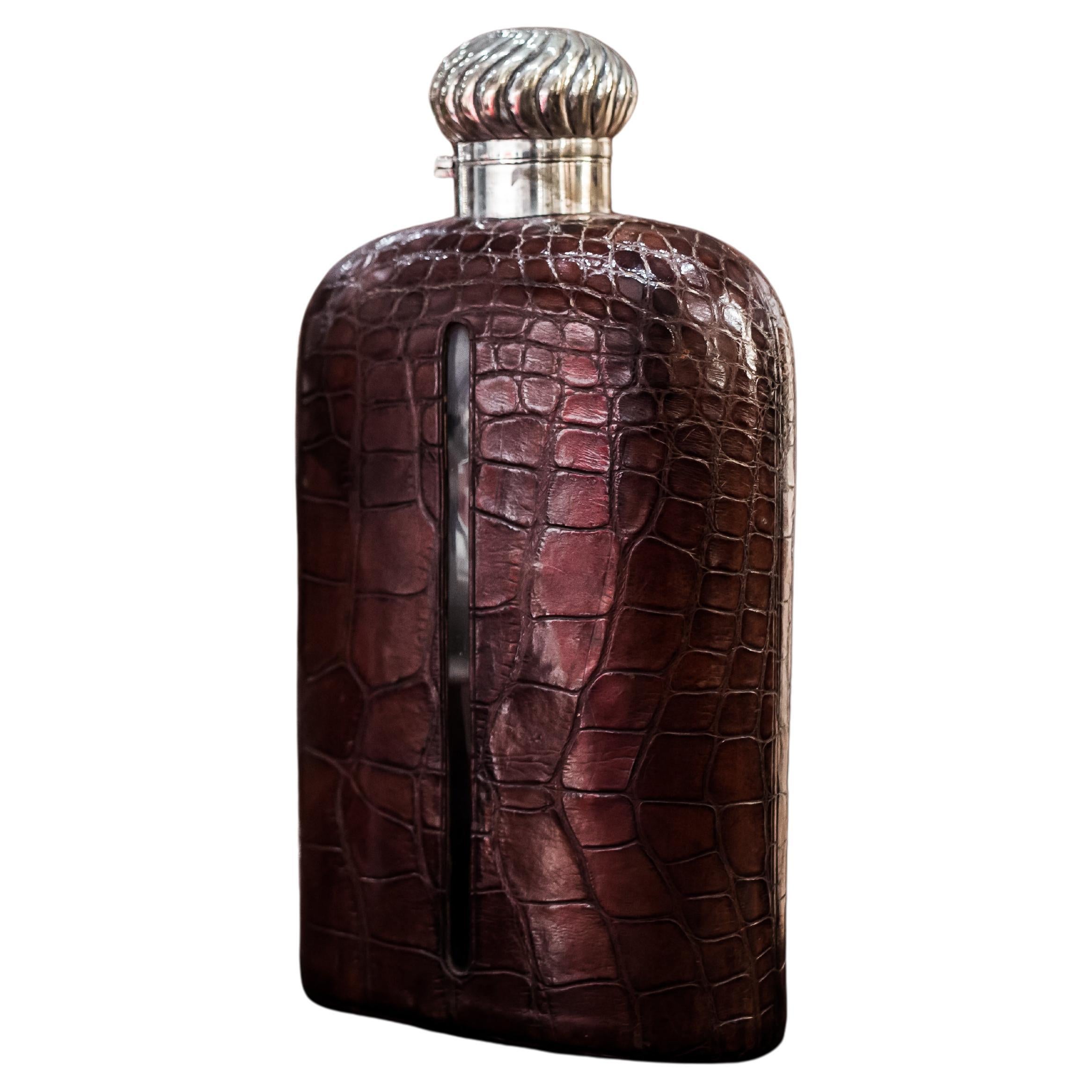 Grande flasque en alligator des années 1920 avec couvercle en métal argenté