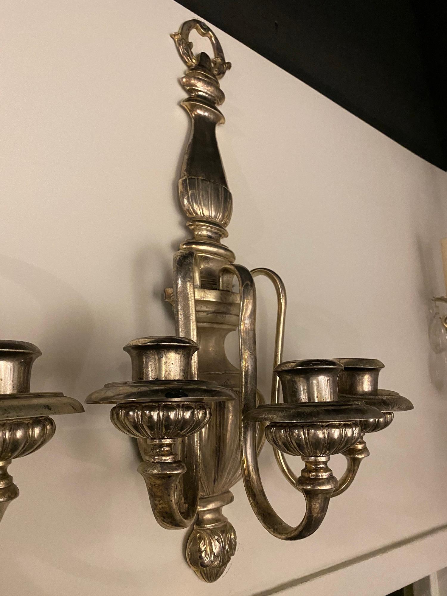 Coppia di grandi appliques in argento Caldwell del 1920 circa, a 3 luci, di dimensioni inusuali