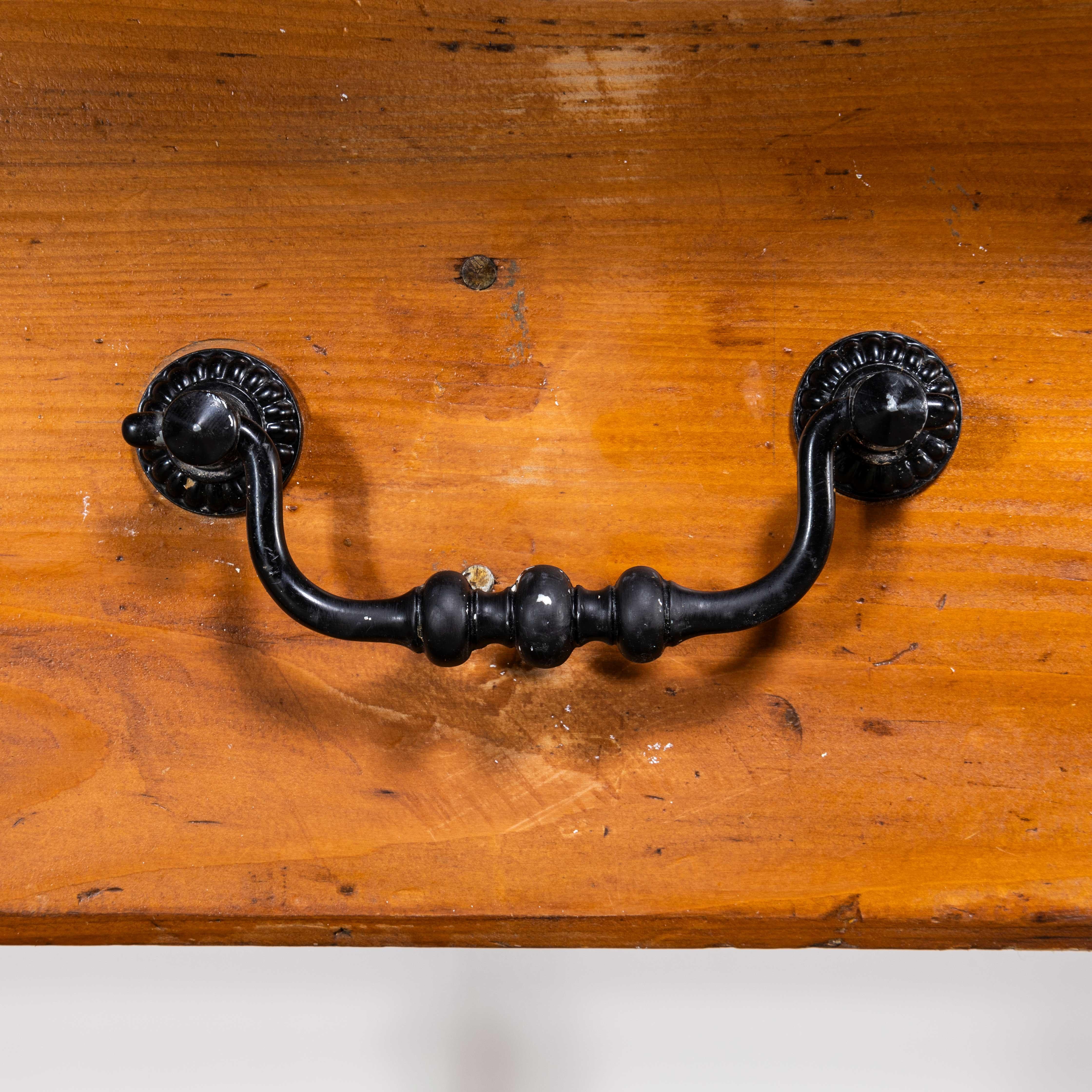 Early 20th Century 1920's Large Characterful French Kitchen Preparation Table - Turned Legs