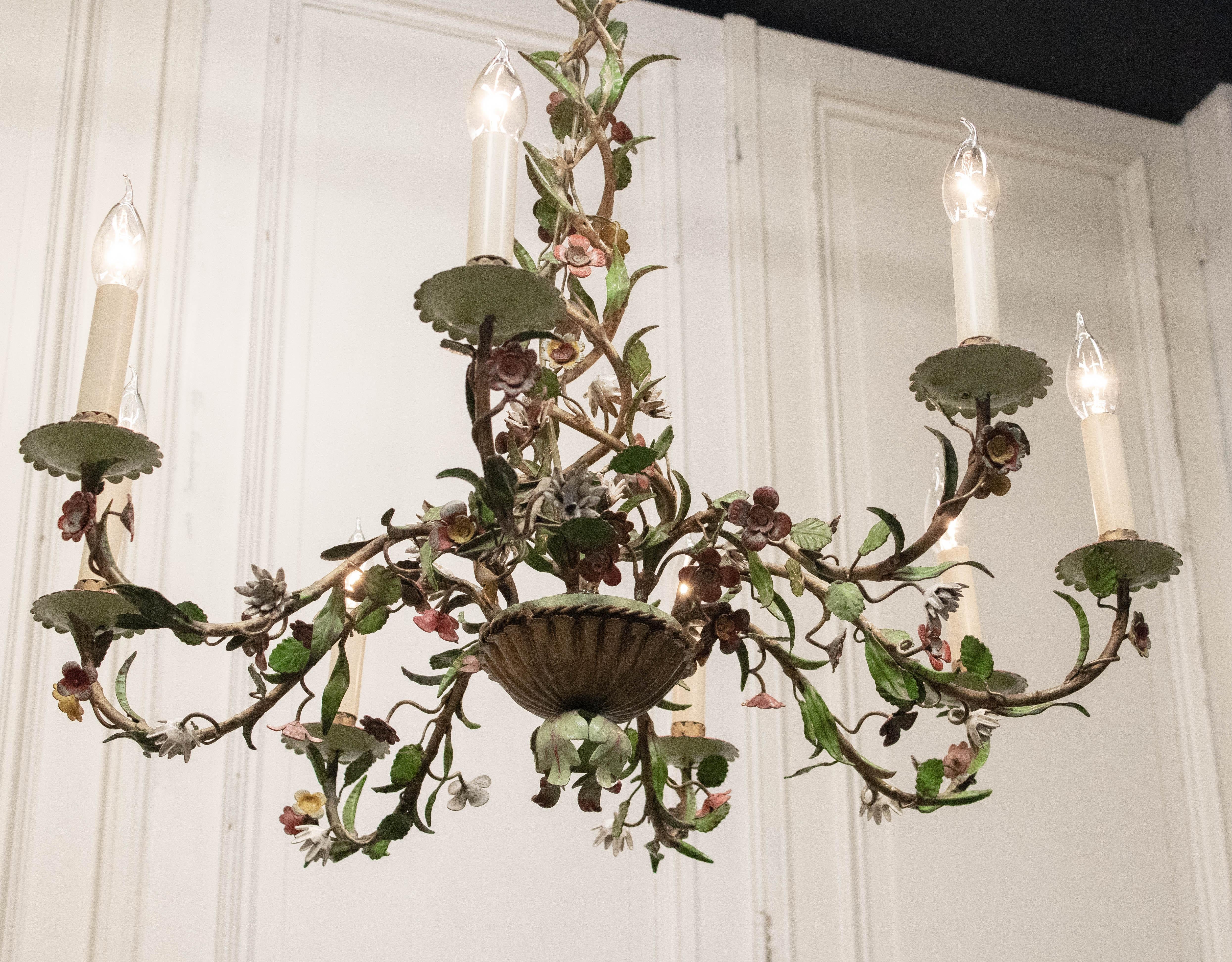 1920s , Large French Polychrome Painted Tole Chandelier In Good Condition For Sale In Silvolde, Gelderland