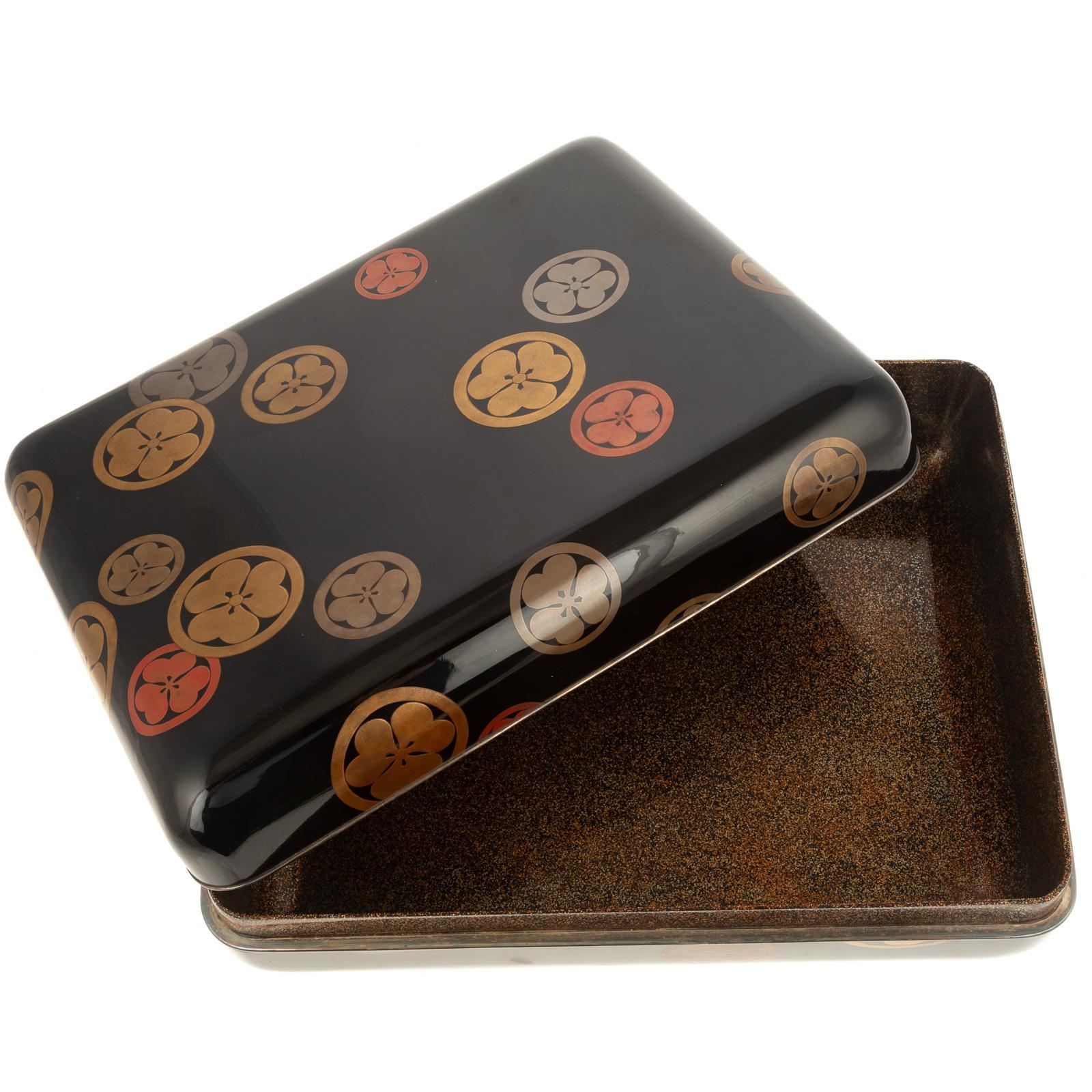 Gran caja japonesa de laca Maki-E de los años 20 con mon del shogunato Tokugawa Edo en venta