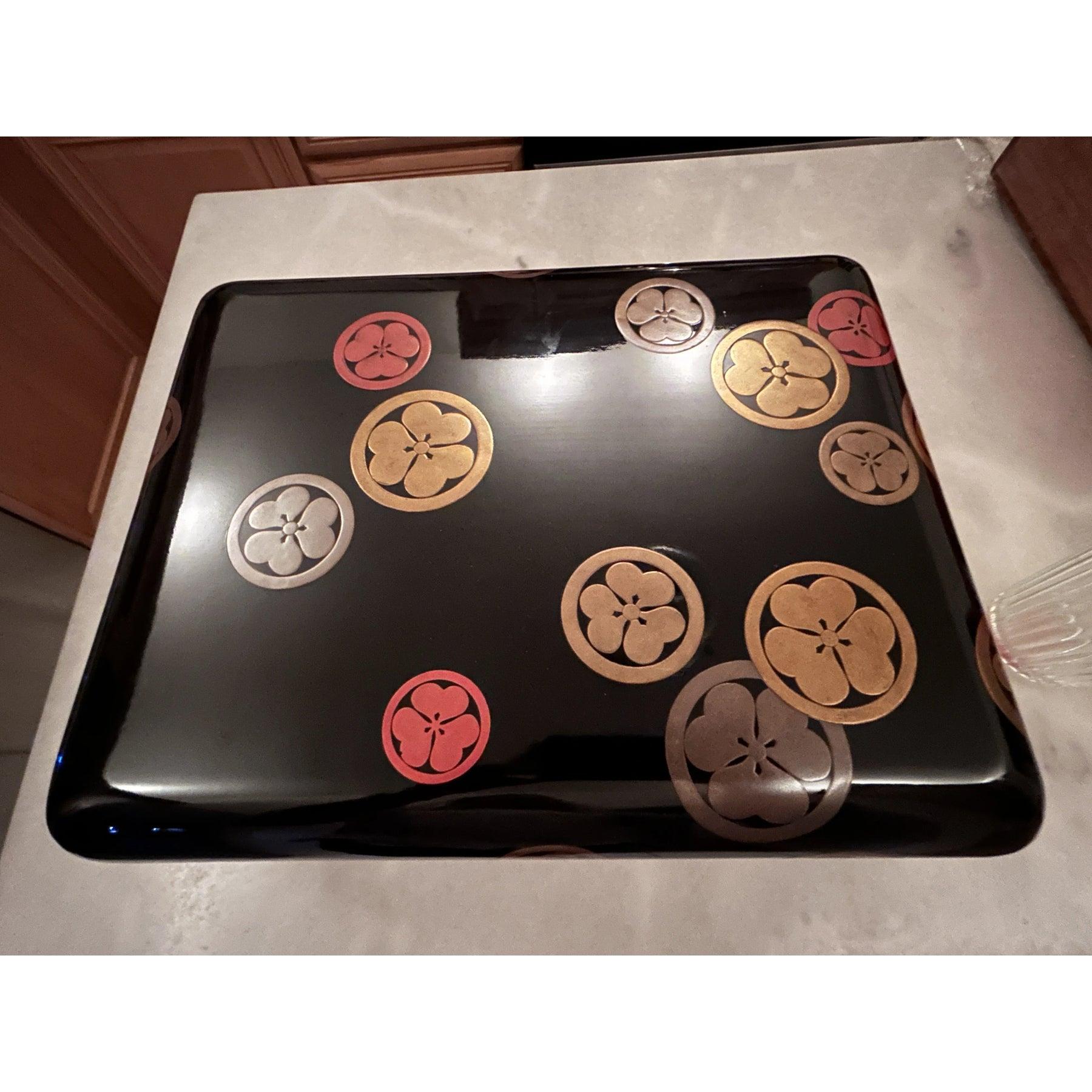 Gran caja japonesa de laca Maki-E de los años 20 con mon del shogunato Tokugawa Hoja de oro en venta