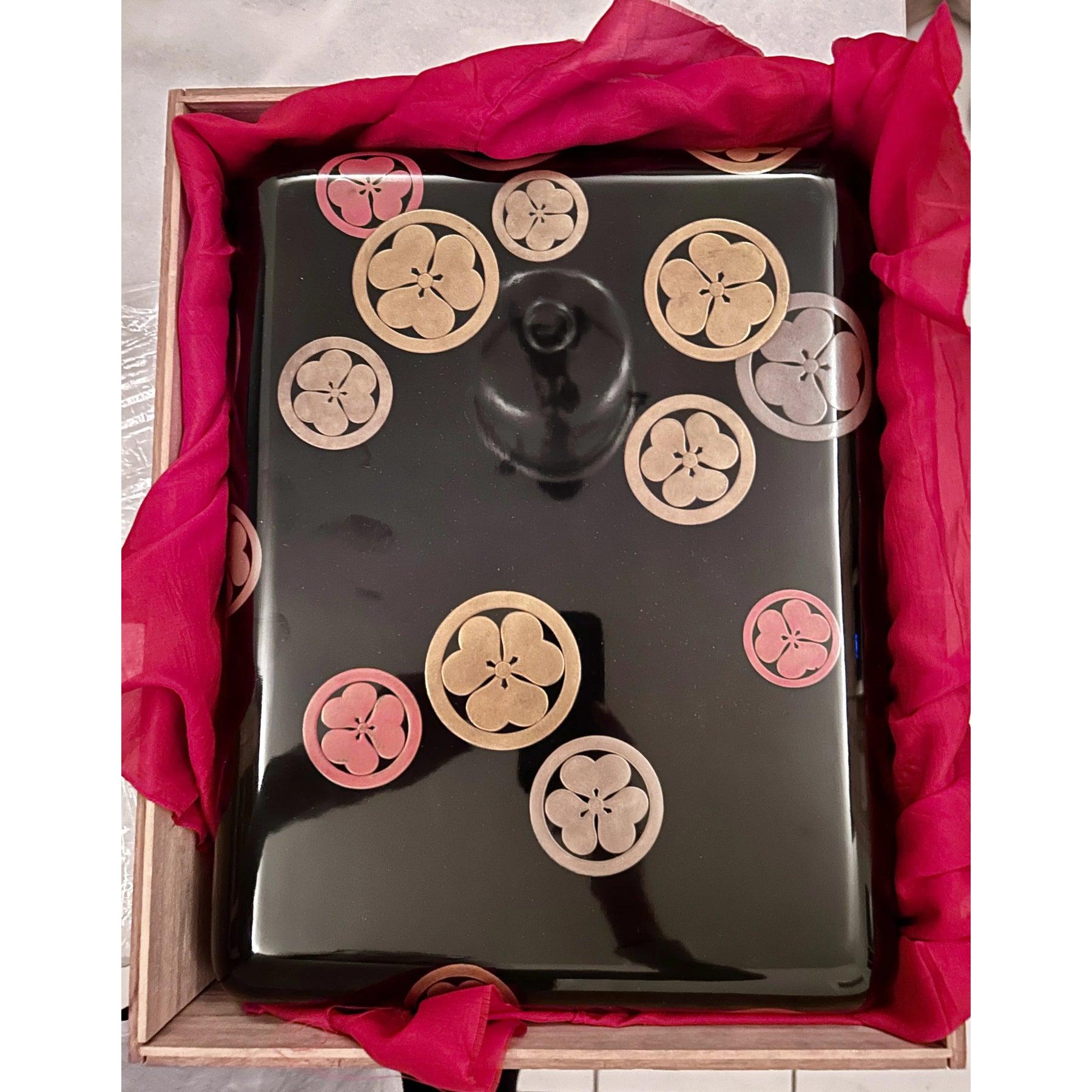 Gran caja japonesa de laca Maki-E de los años 20 con mon del shogunato Tokugawa en venta 1