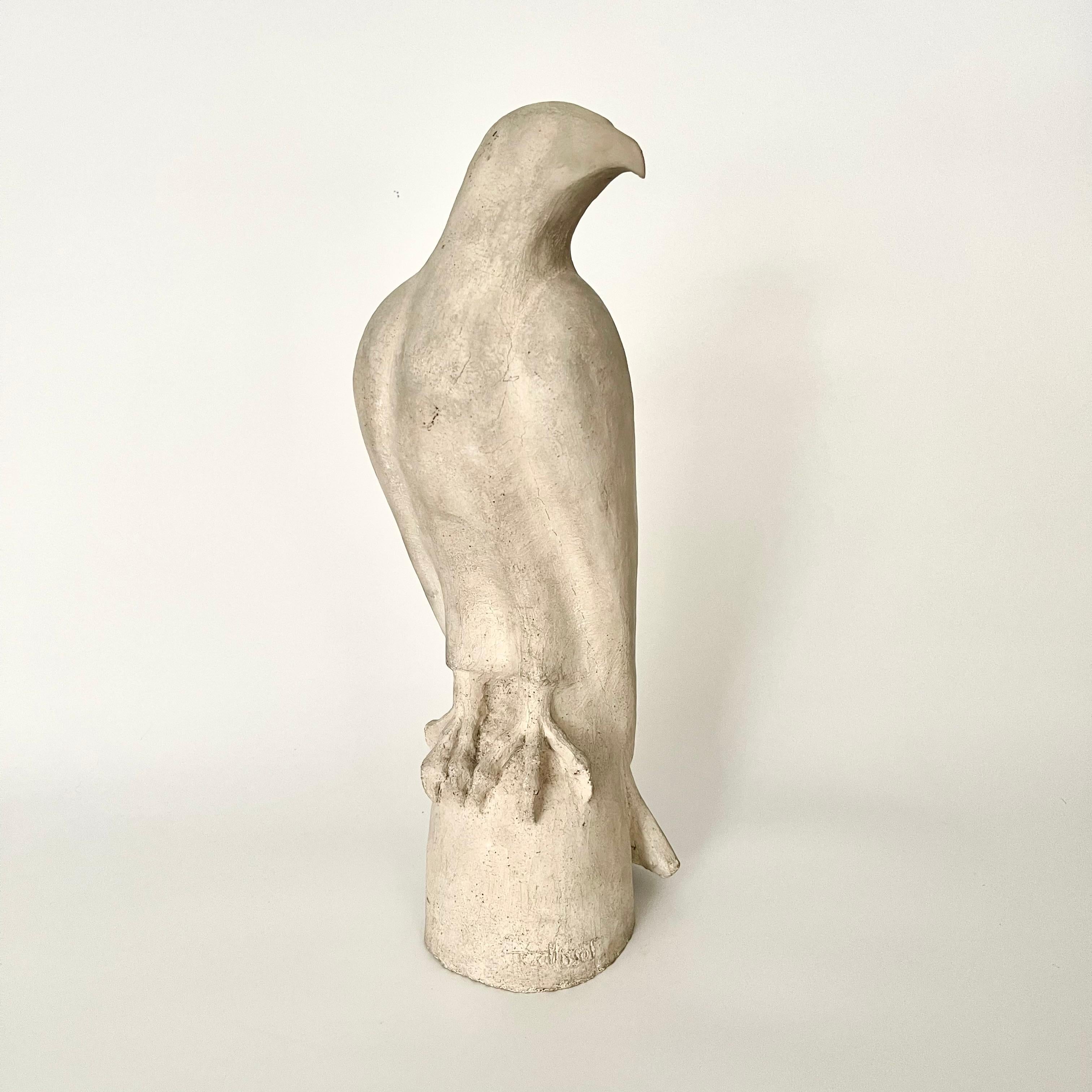 1920 Gran escultura de yeso y composite de un águila posada en una roca

