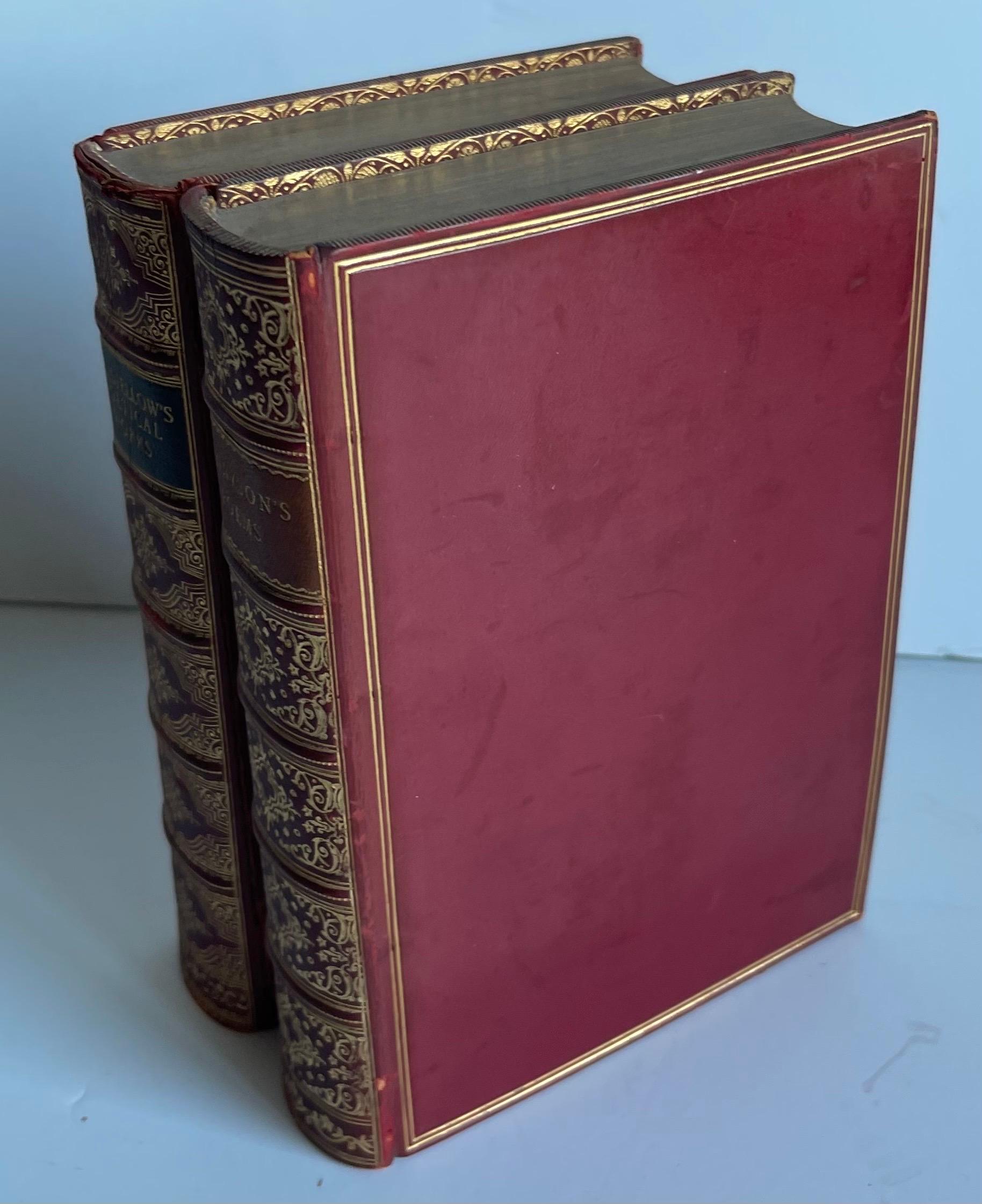 Satz von zwei in rotes Leder gebundenen Büchern. Die lyrischen Werke von Longfellow und die Gedichte von Tennyson. Originaler roter Ledereinband im Originalzustand.