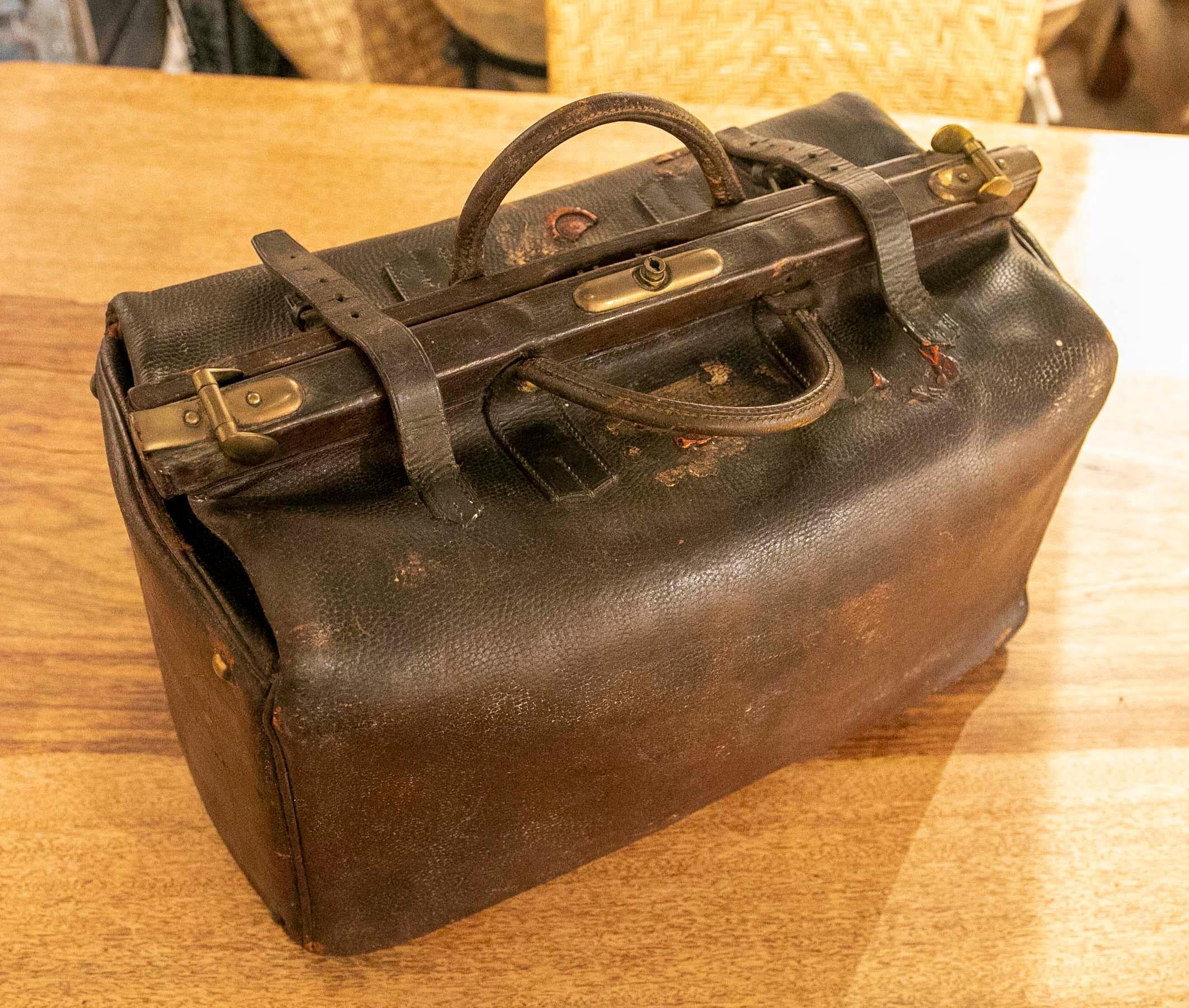 1920s Leather Suitcase Bank with Original Wax Seals and Bronze Closures For Sale 11
