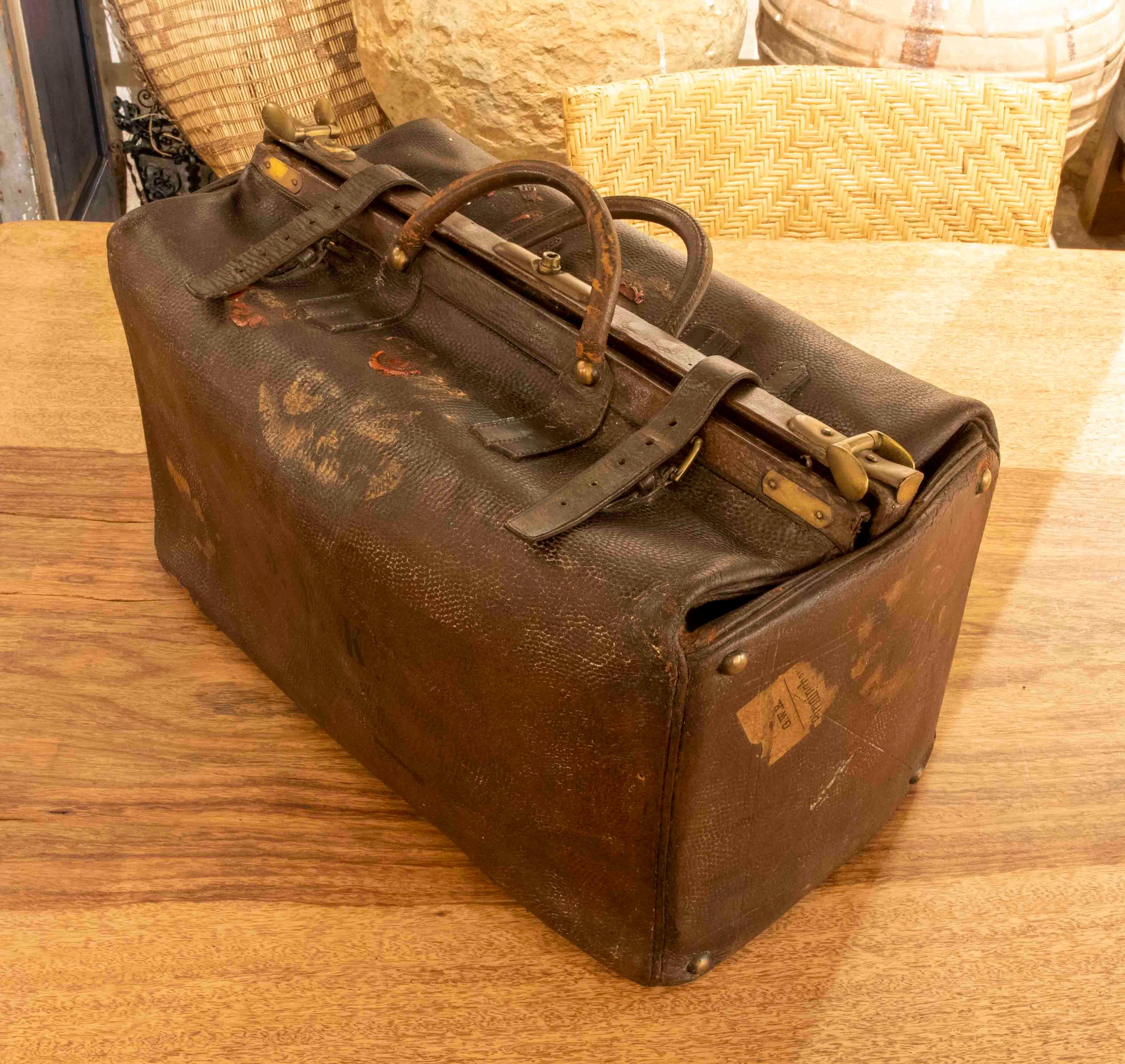 1920s Leather Suitcase Bank with Original Wax Seals and Bronze Closures In Good Condition For Sale In Marbella, ES