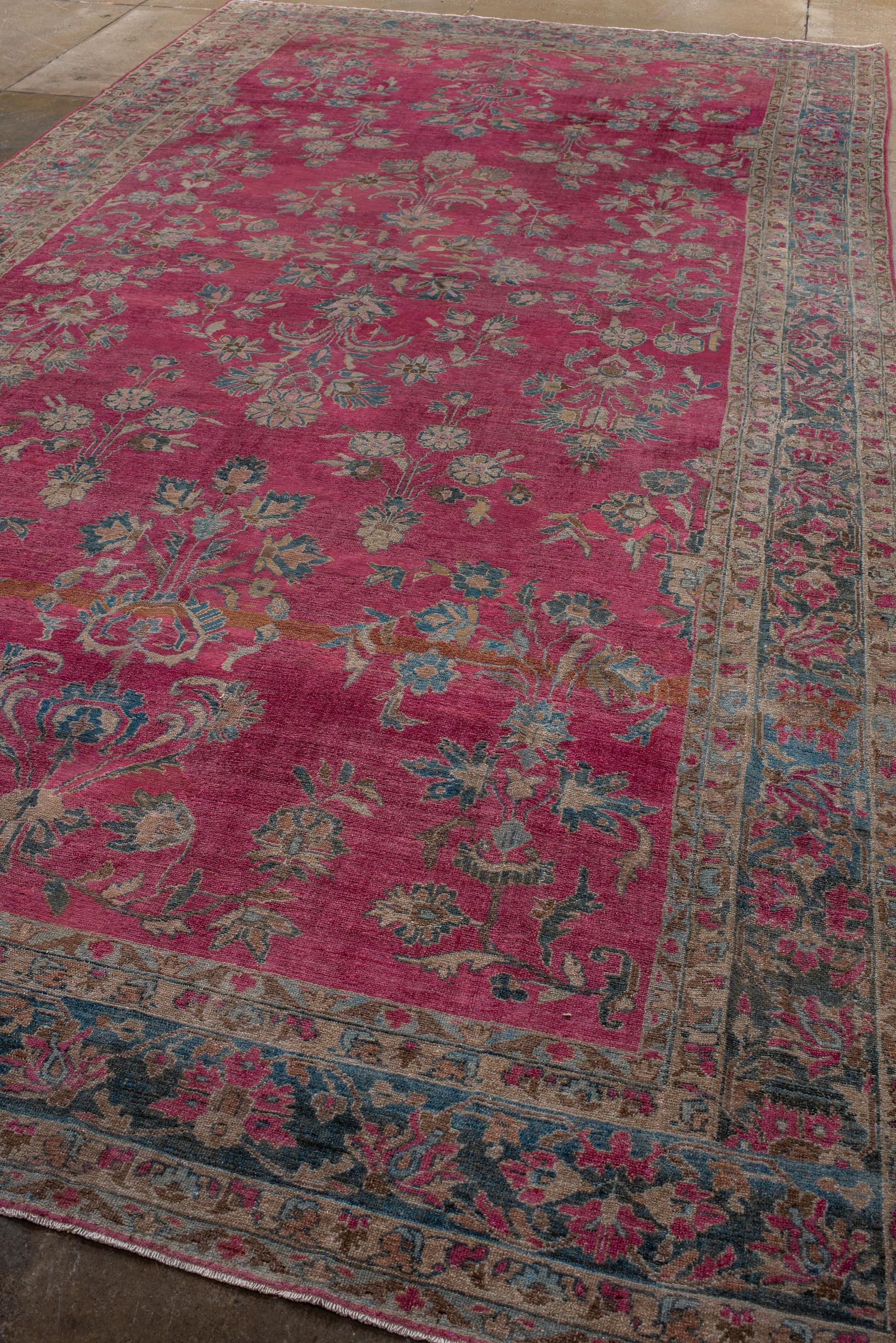 Alfombra Lillian de 1920 con campo rojo mora y diseño floral Persa