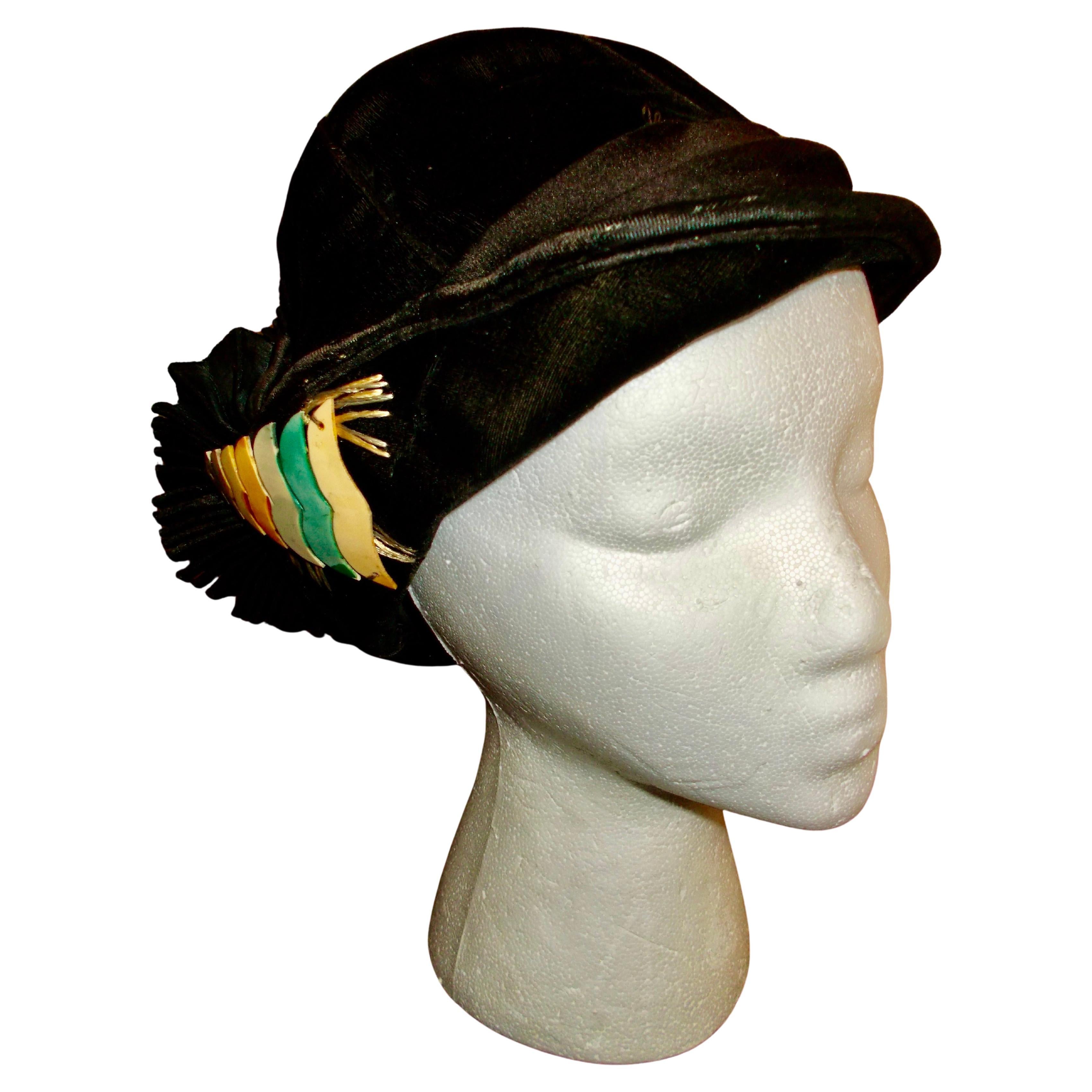 Chapeau long Cloche en velours marron des années 1920