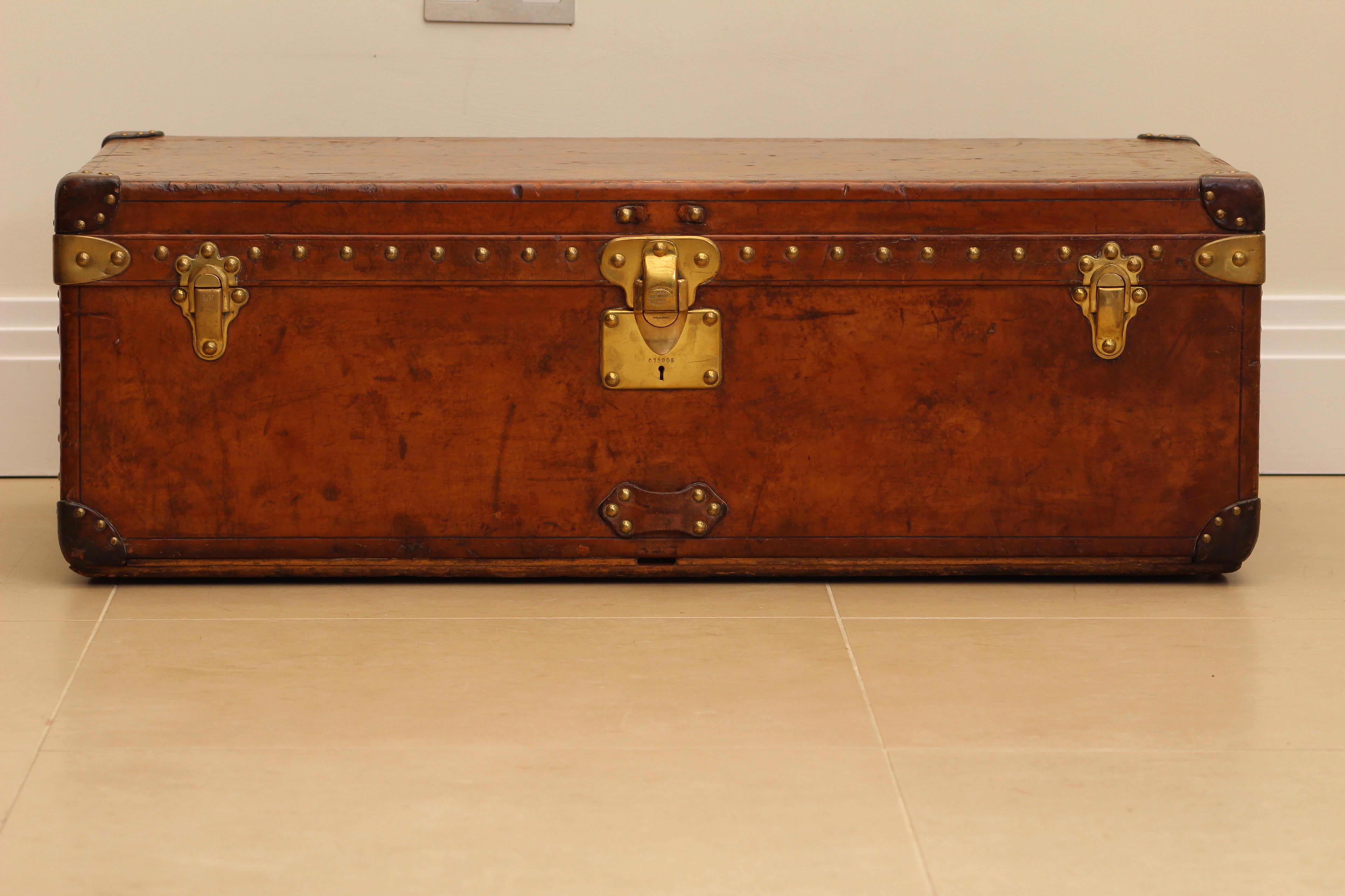La malle de cabine en cuir de vache Louis Vuitton des années 1920 est un magnifique objet qui évoque une époque révolue où l'élégance du voyage et le style personnel allaient de pair. Cette malle, au design sophistiqué et à la fabrication