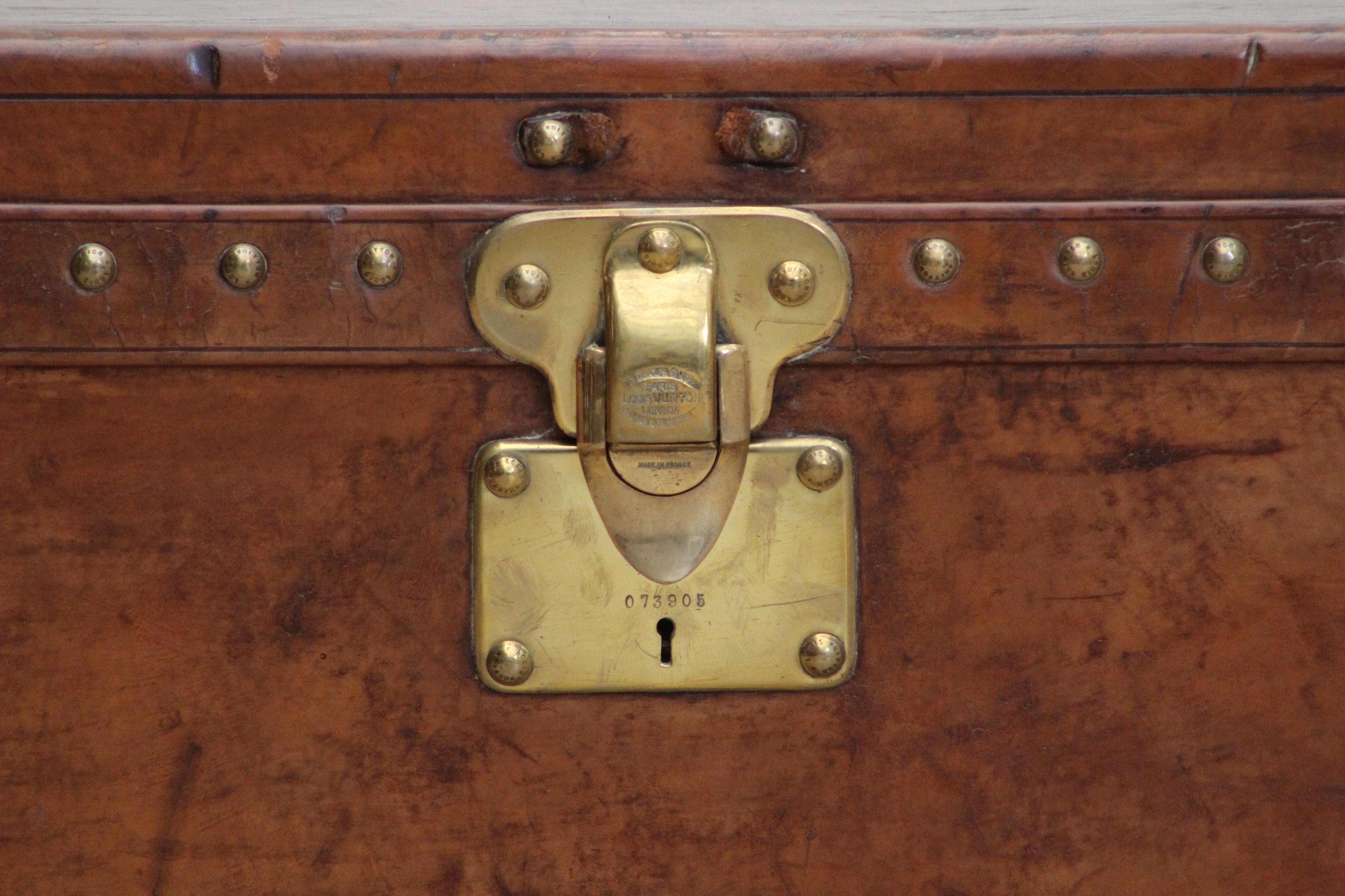 1920s Louis Vuitton Cowhide Leather Cabin Trunk In Good Condition For Sale In London, GB