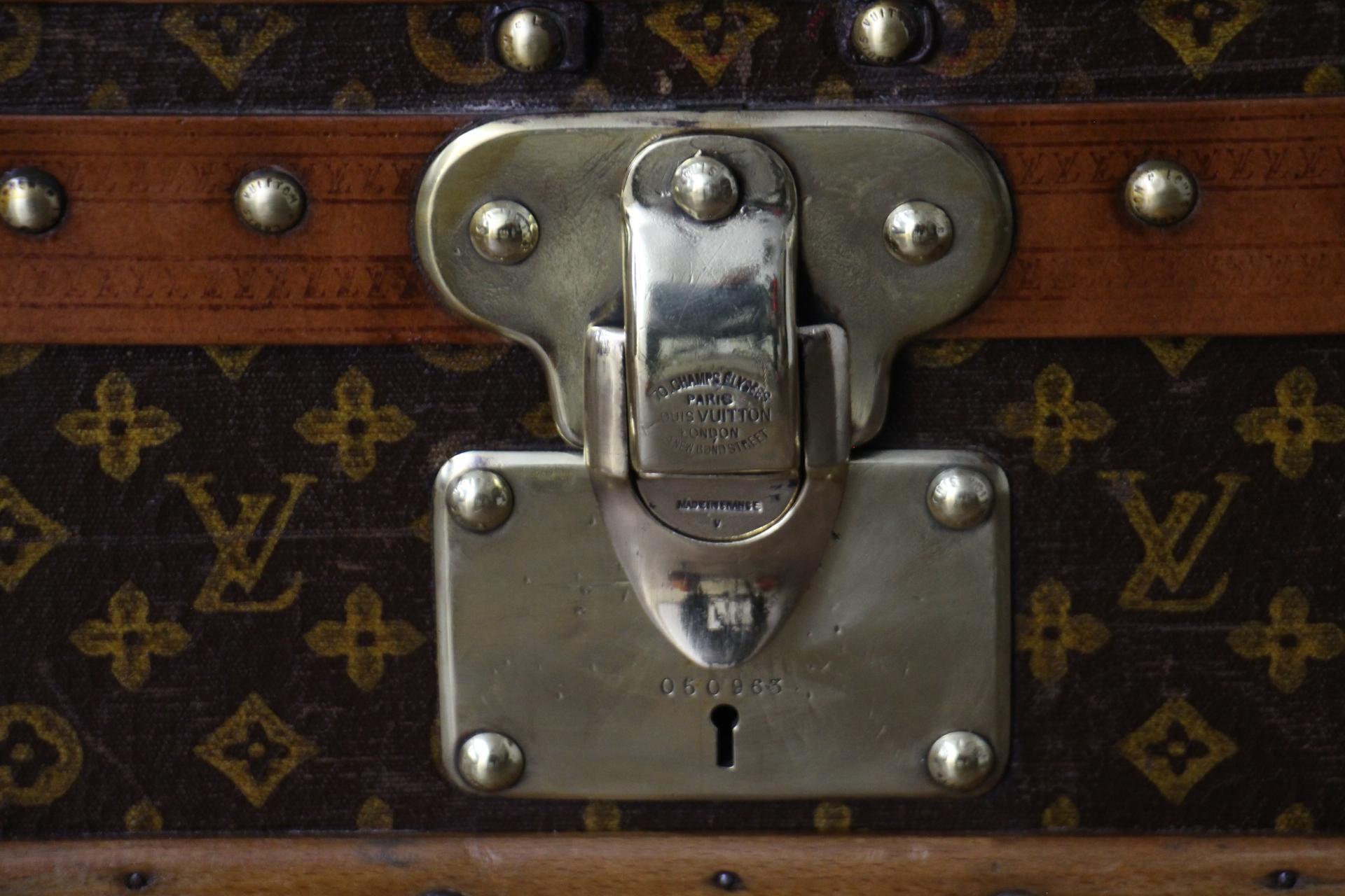 1920's Louis Vuitton Steamer Trunk in Stenciled Monogram, 100 cm Vuitton Trunk In Good Condition In Saint-Ouen, FR