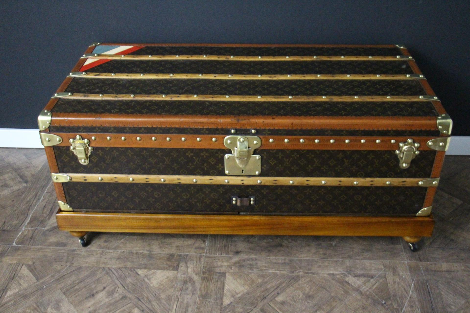 Questo bellissimo baule Louis Vuitton presenta una tela con monogram stampato a mano, finiture in lozine color miele chiaro, serrature e chiusure in ottone massiccio stampate Louis Vuitton, borchie stampate Louis Vuitton e grandi maniglie laterali