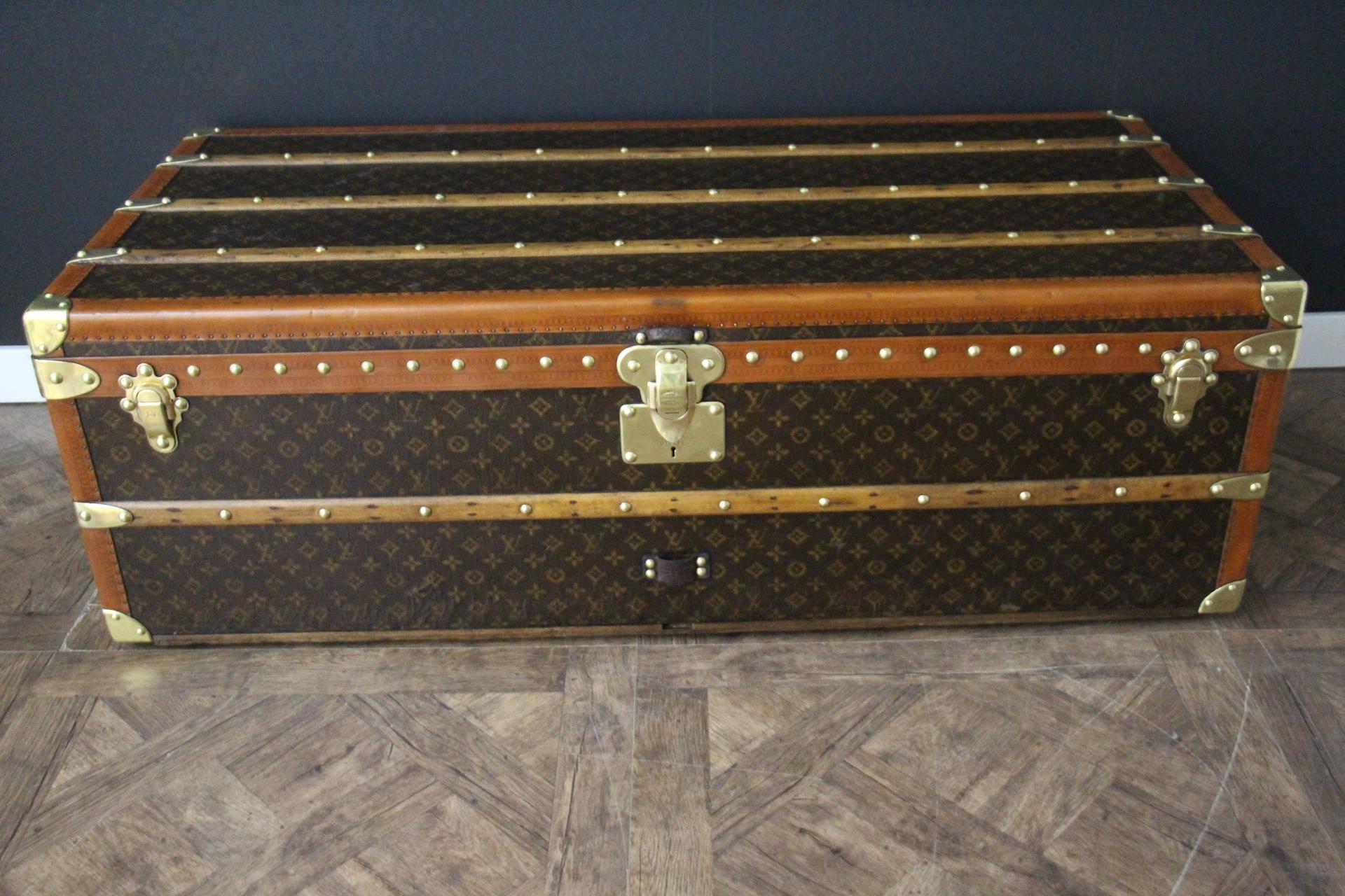 Questo superbo baule da cabina Louis Vuitton è spettacolare e molto raro: le sue dimensioni sono enormi per un baule da cabina, poiché raggiunge i 122 cm di larghezza e i 41 cm di altezza. Queste dimensioni sono perfettamente insolite, quasi uniche