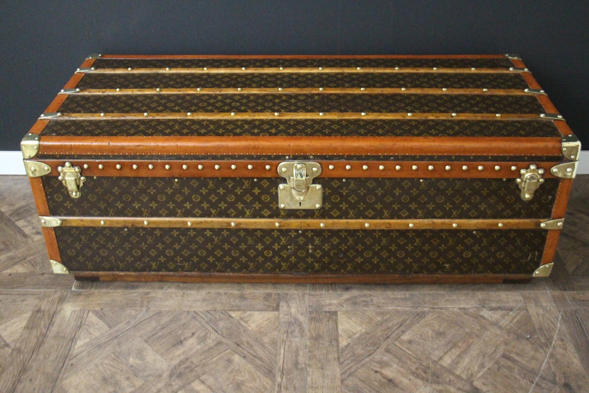 Questo superbo baule Louis Vuitton è spettacolare e molto raro. In effetti, le sue dimensioni sono enormi per un bagagliaio di Cabine, dato che raggiunge i 130 cm di larghezza. Queste dimensioni sono perfettamente insolite ed eccezionali, quasi
