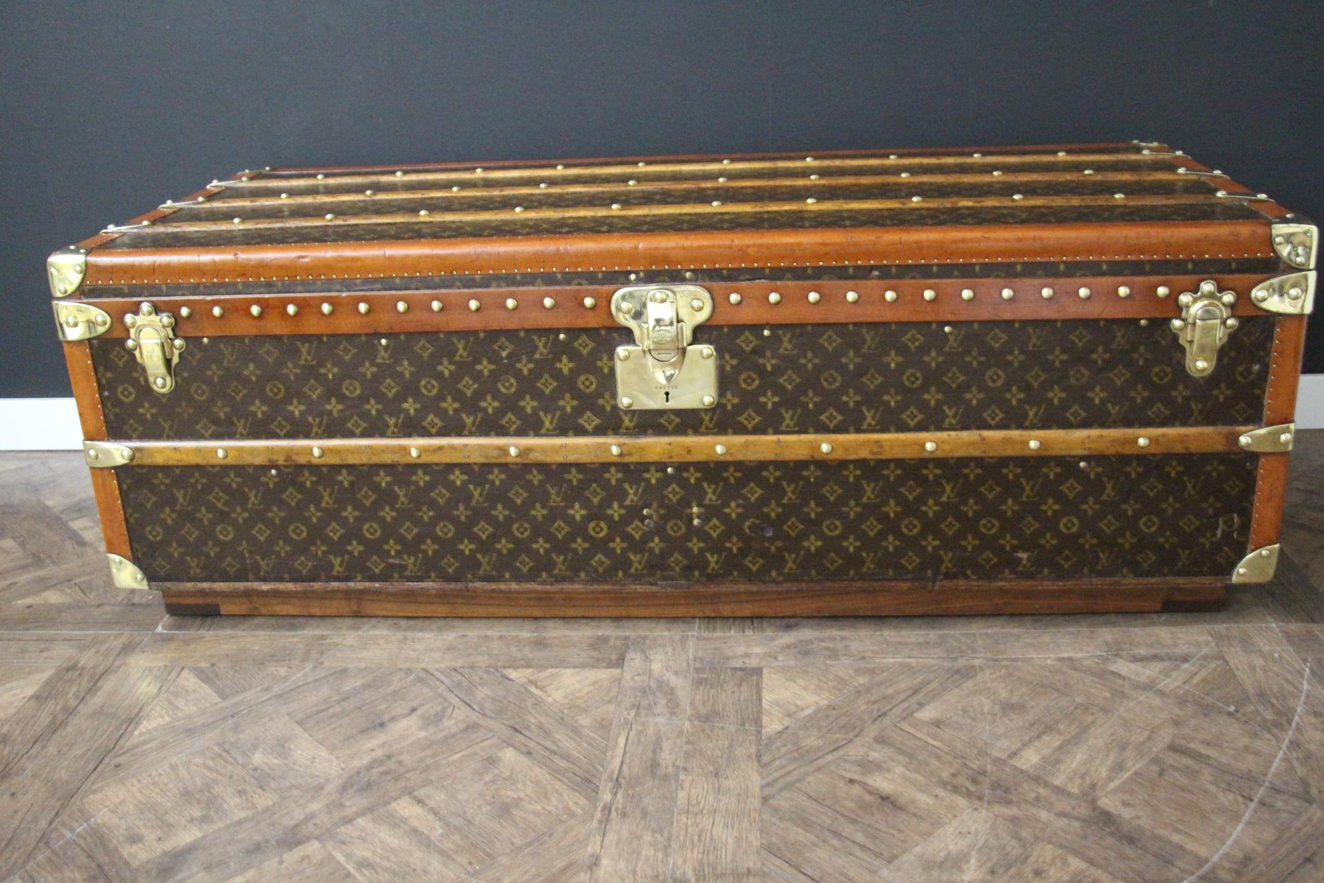 Francese Baule a vapore Louis Vuitton del 1920 con monogram stencil, 130 cm Baule Vuitton in vendita