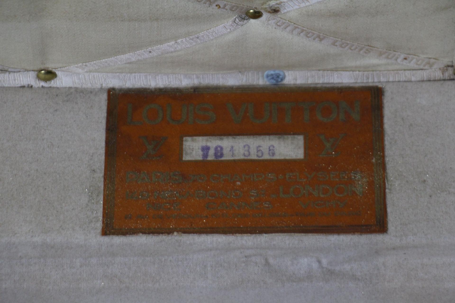 1920's Louis Vuitton Steamer Trunk in Stenciled Monogram, 90 cm Vuitton Trunk For Sale 11