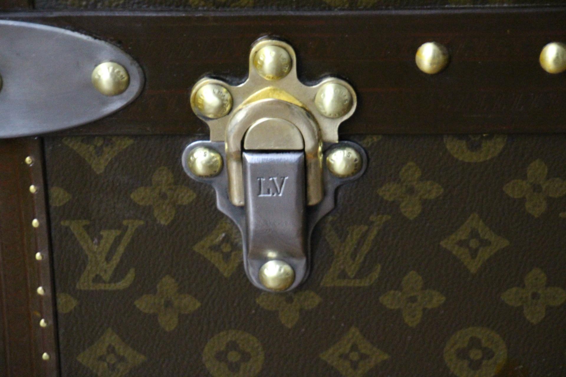 Louis Vuitton Dampferkoffer aus den 1920er Jahren mit schabloniertem Monogramm, 90 cm Vuitton-Koffer im Zustand „Gut“ im Angebot in Saint-Ouen, FR