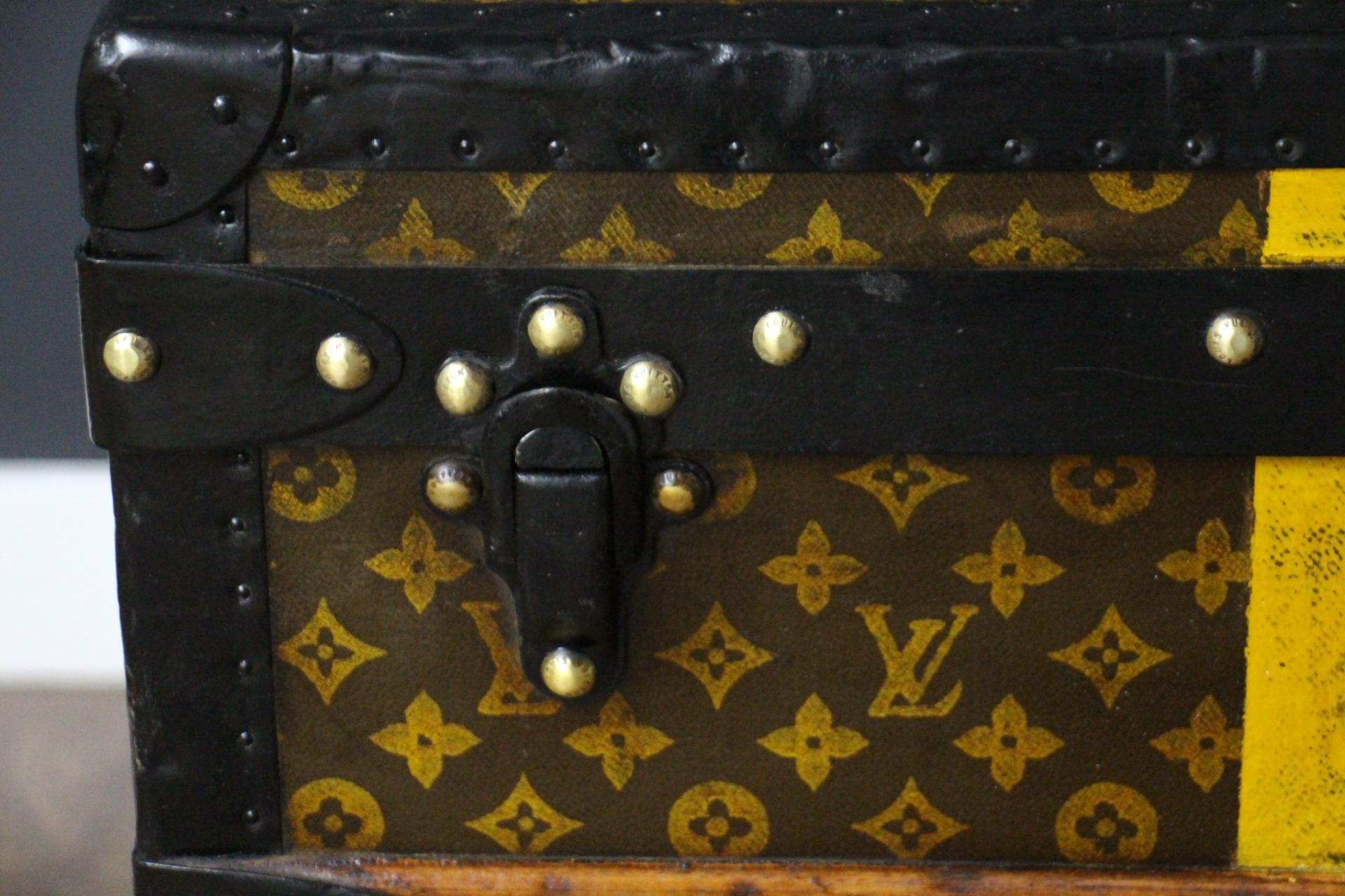 Louis Vuitton Dampferkoffer aus den 1920er Jahren mit schabloniertem Monogramm, 90 cm Vuitton-Koffer im Zustand „Gut“ im Angebot in Saint-Ouen, FR