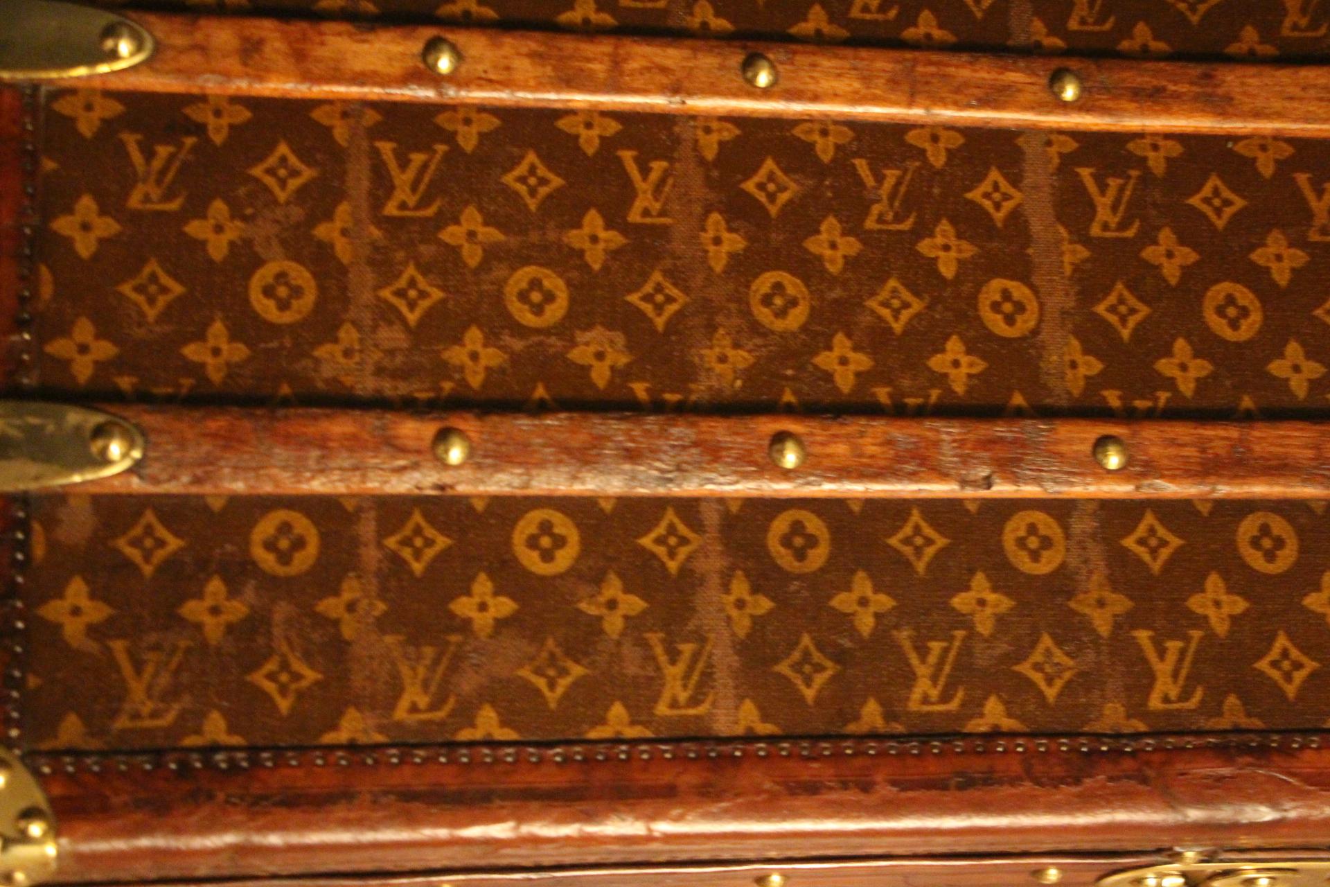 1920's Louis Vuitton Steamer Trunk in Stenciled Monogram, Louis Vuitton Trunk In Good Condition In Saint-Ouen, FR