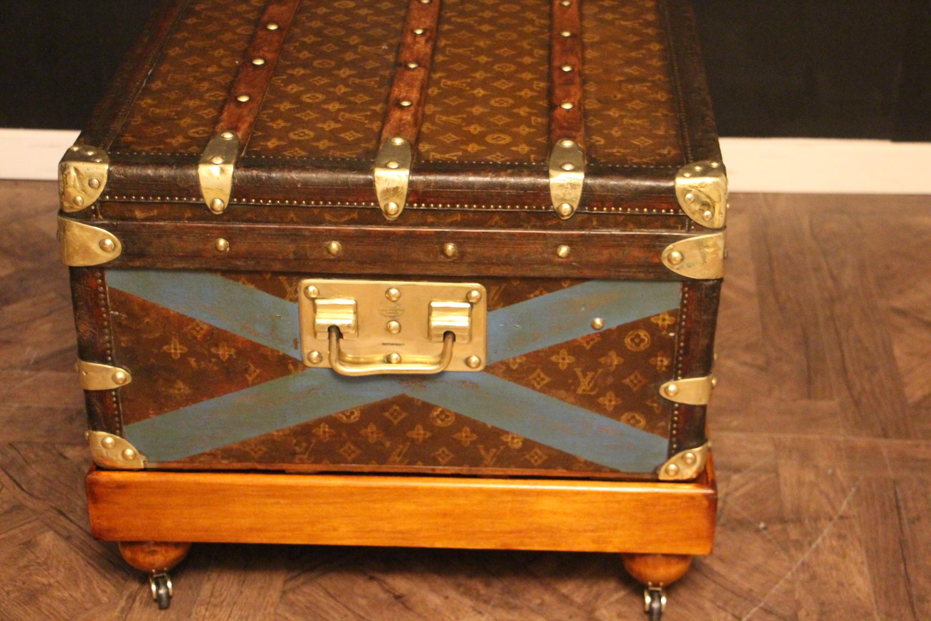 1920er Louis Vuitton Dampfer-Truhe mit Stenciled-Monogramm , Vuitton (Messing) im Angebot